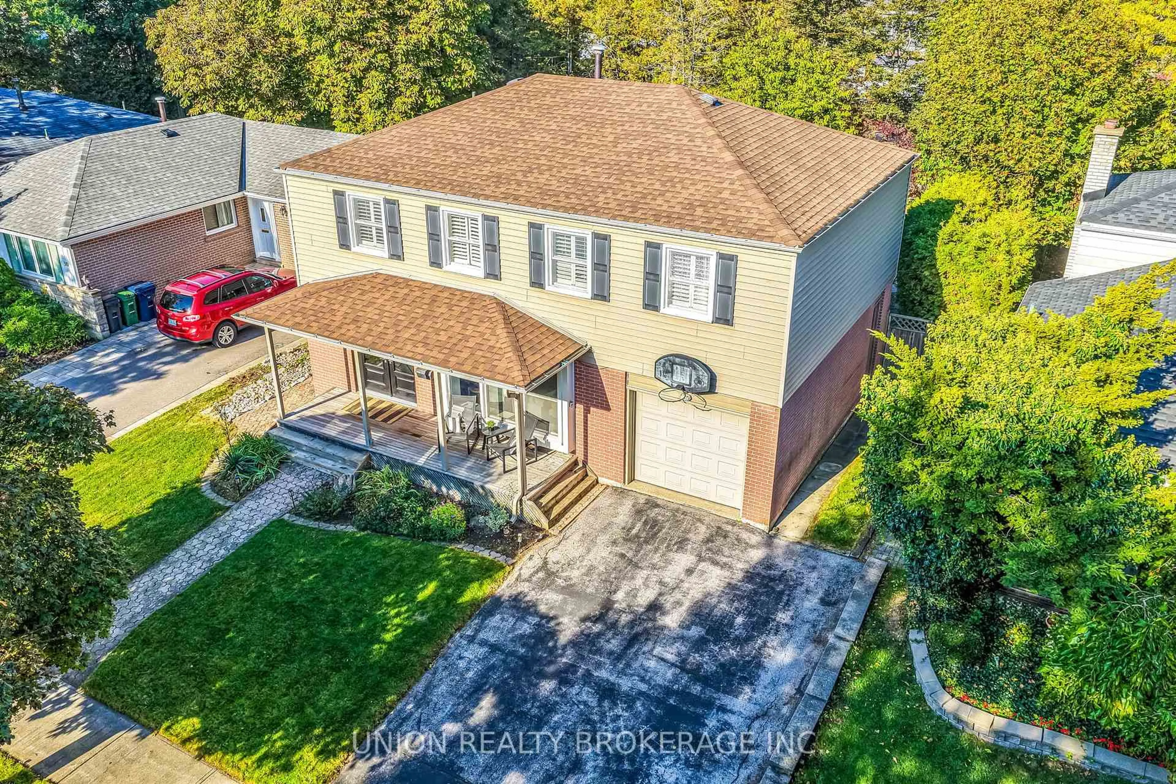 A pic from outside/outdoor area/front of a property/back of a property/a pic from drone, street for 32 Bledlow Manor Dr, Toronto Ontario M1E 1B2