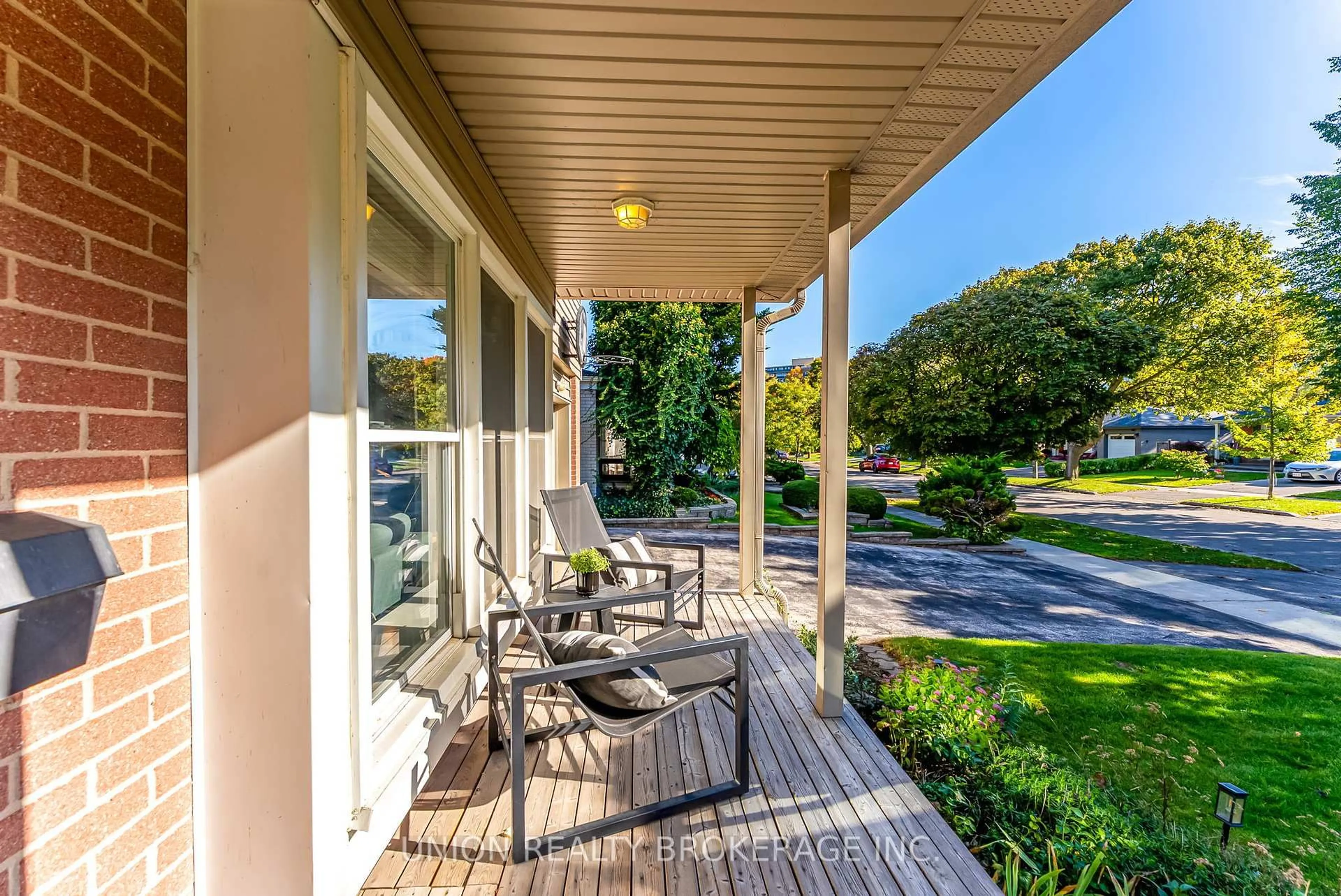 Patio, street for 32 Bledlow Manor Dr, Toronto Ontario M1E 1B2