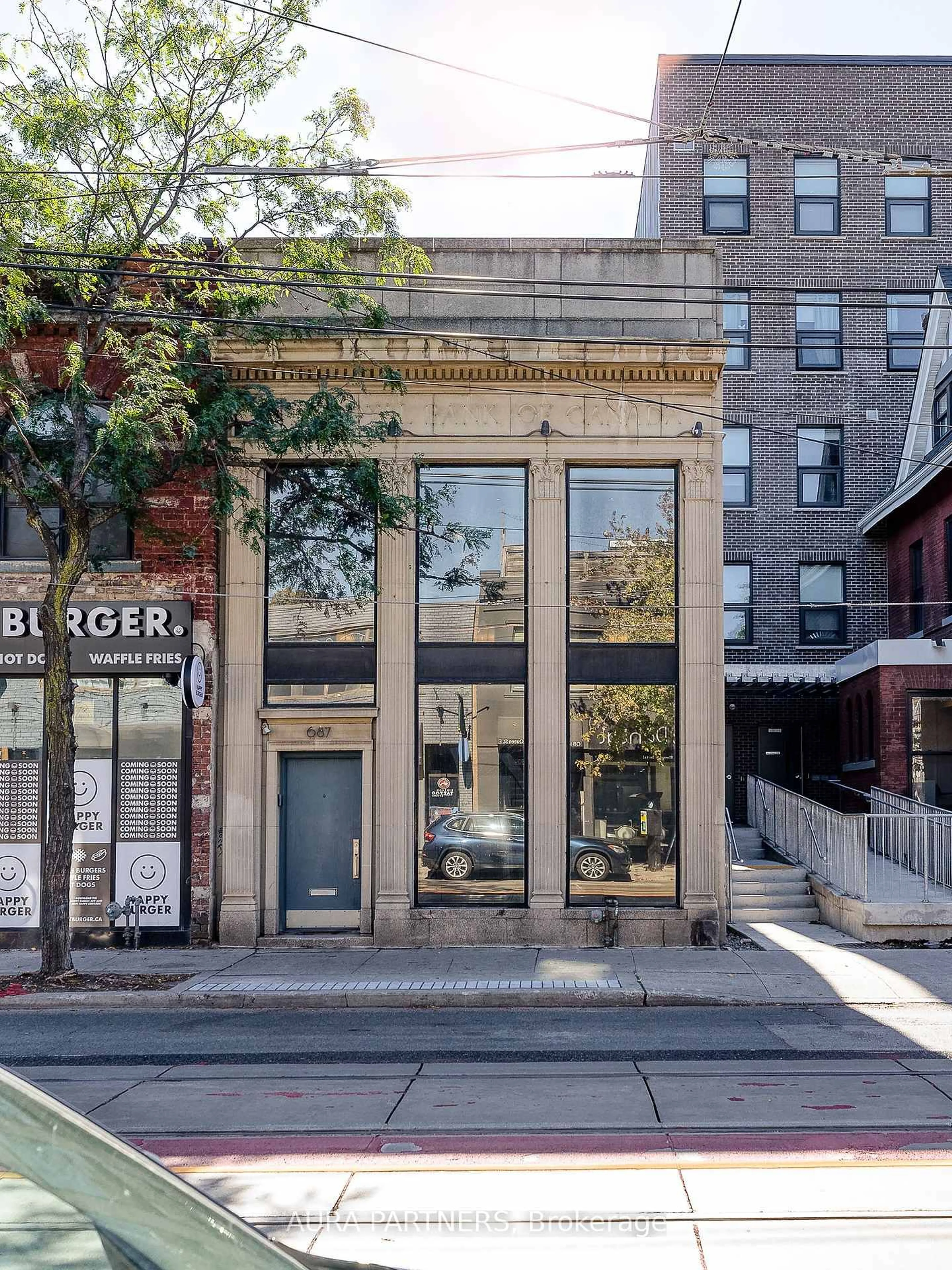 Unknown for 687 Queen St, Toronto Ontario M4M 1G6