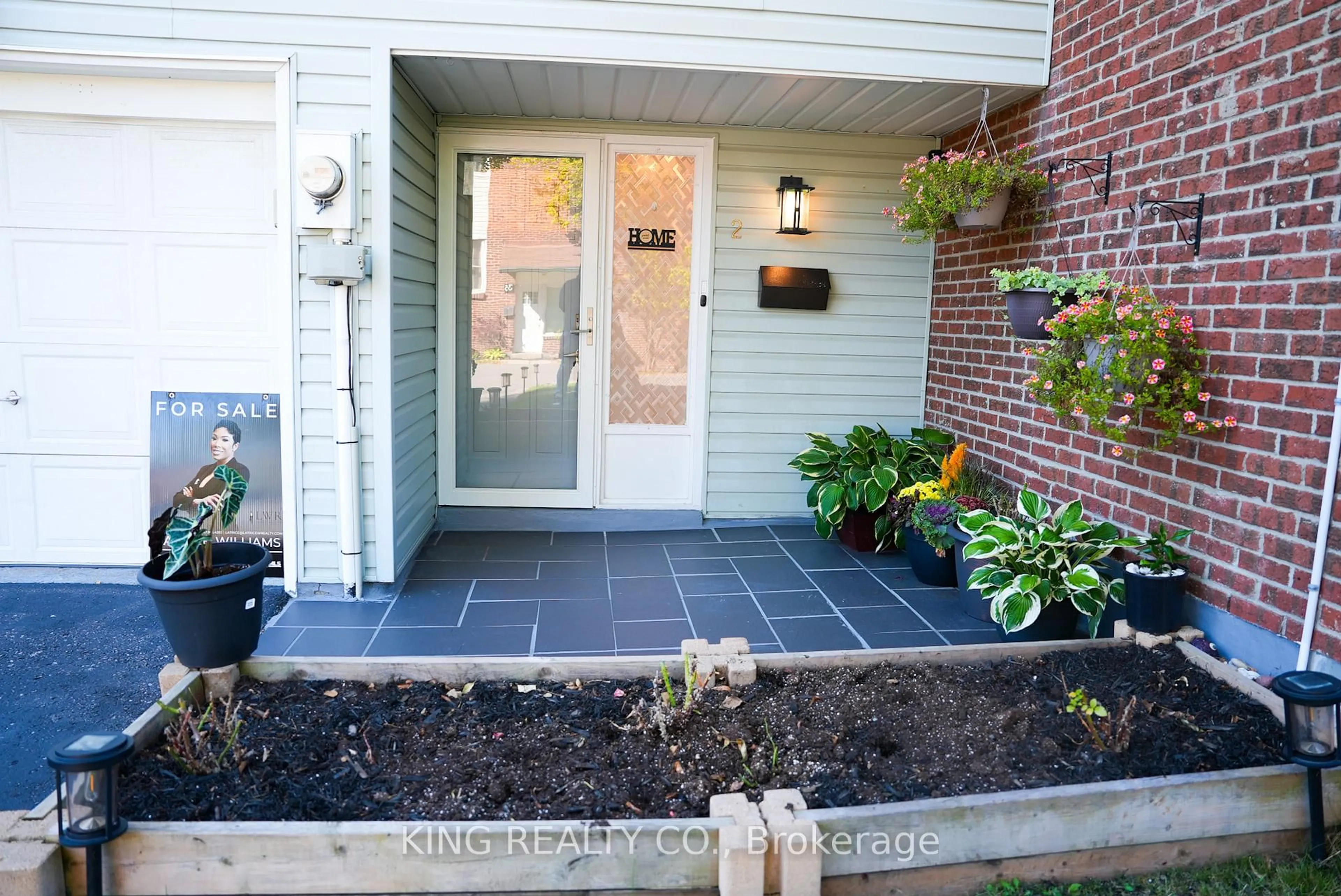 Indoor entryway for 909 King St #2, Oshawa Ontario L1J 2L4