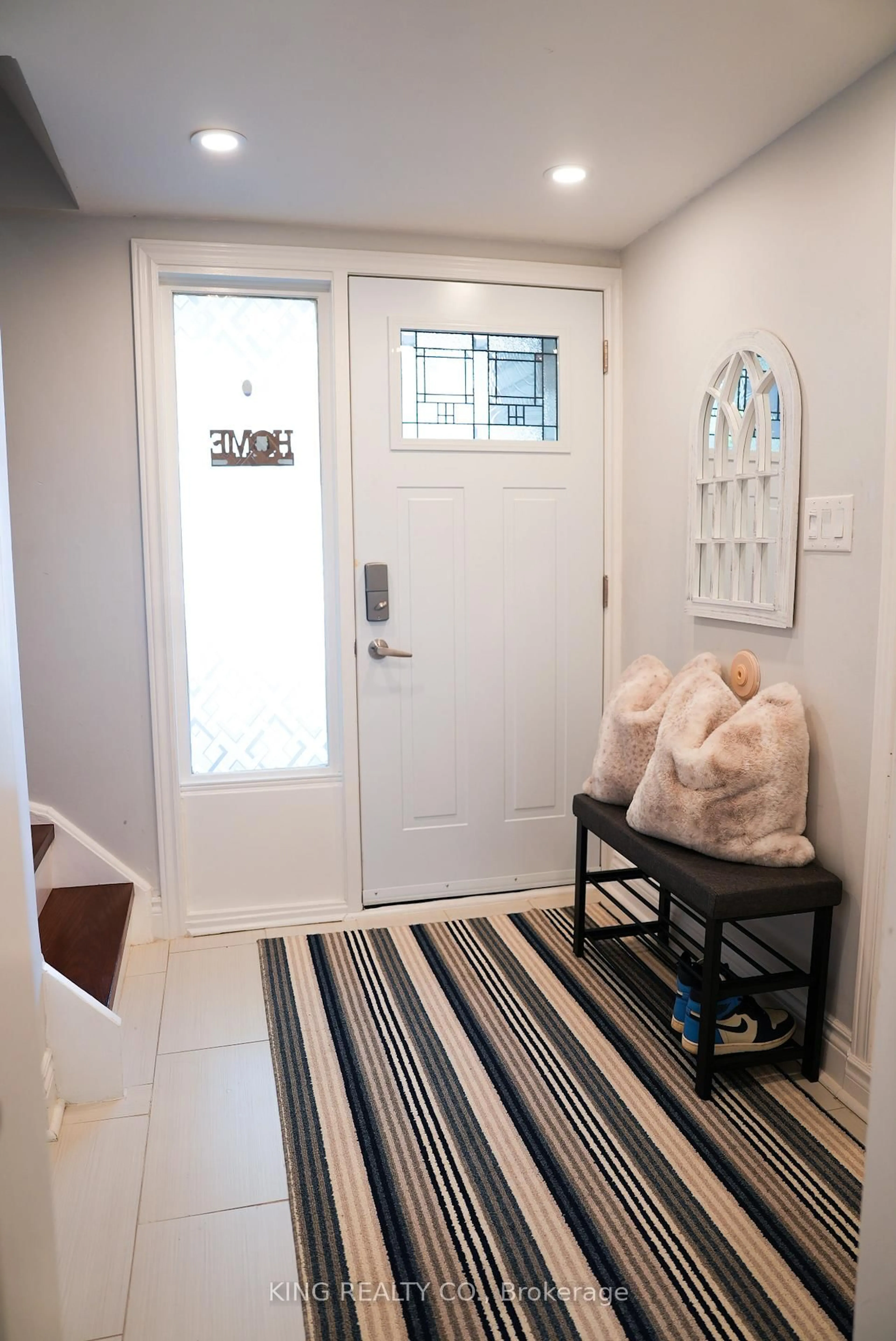 Indoor entryway for 909 King St #2, Oshawa Ontario L1J 2L4