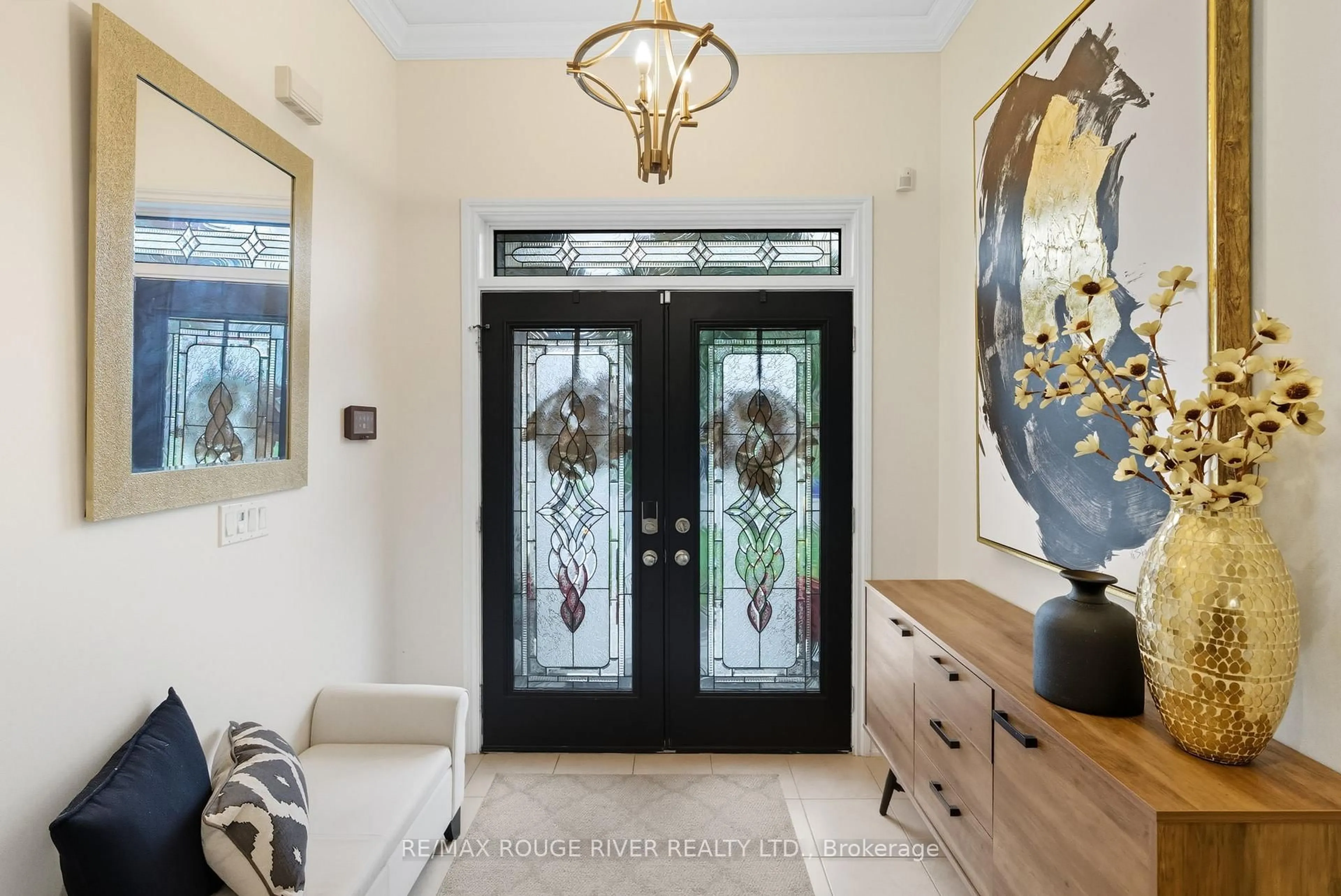Indoor entryway for 16 Brough Crt, Clarington Ontario L1C 0B3