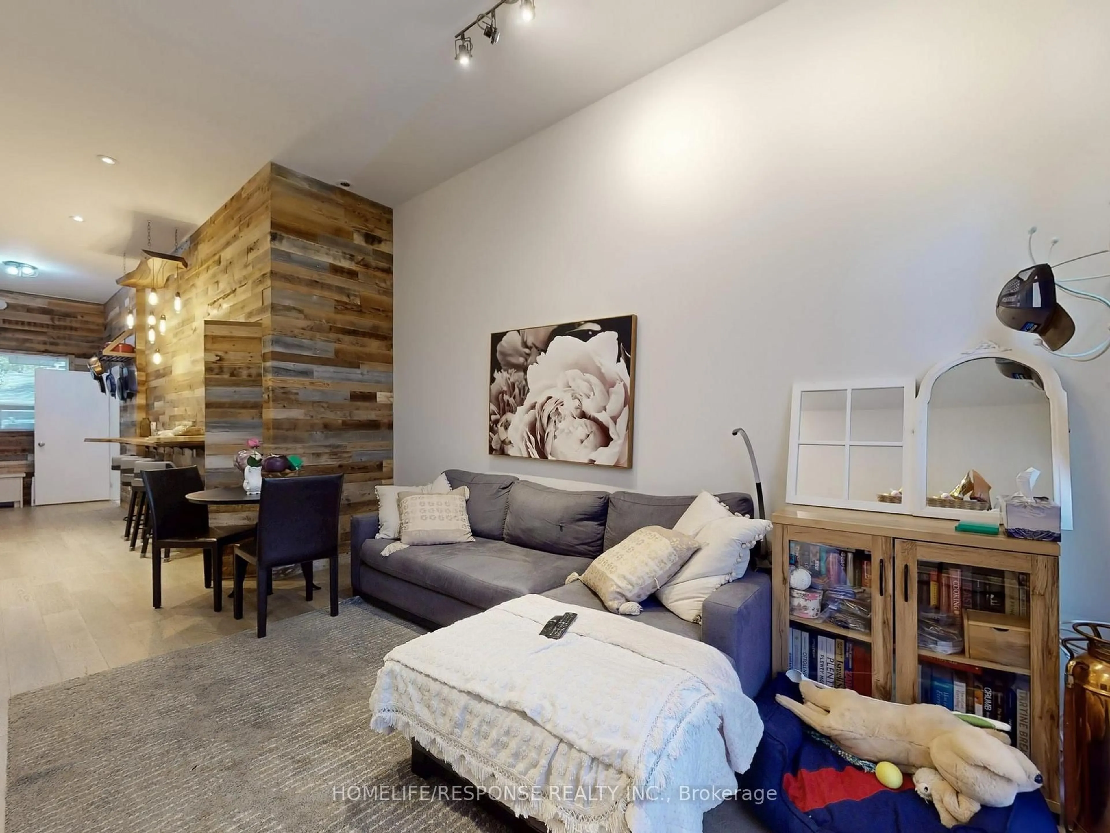 Living room with furniture, wood/laminate floor for 1095 DUNDAS St, Toronto Ontario M4M 1R9