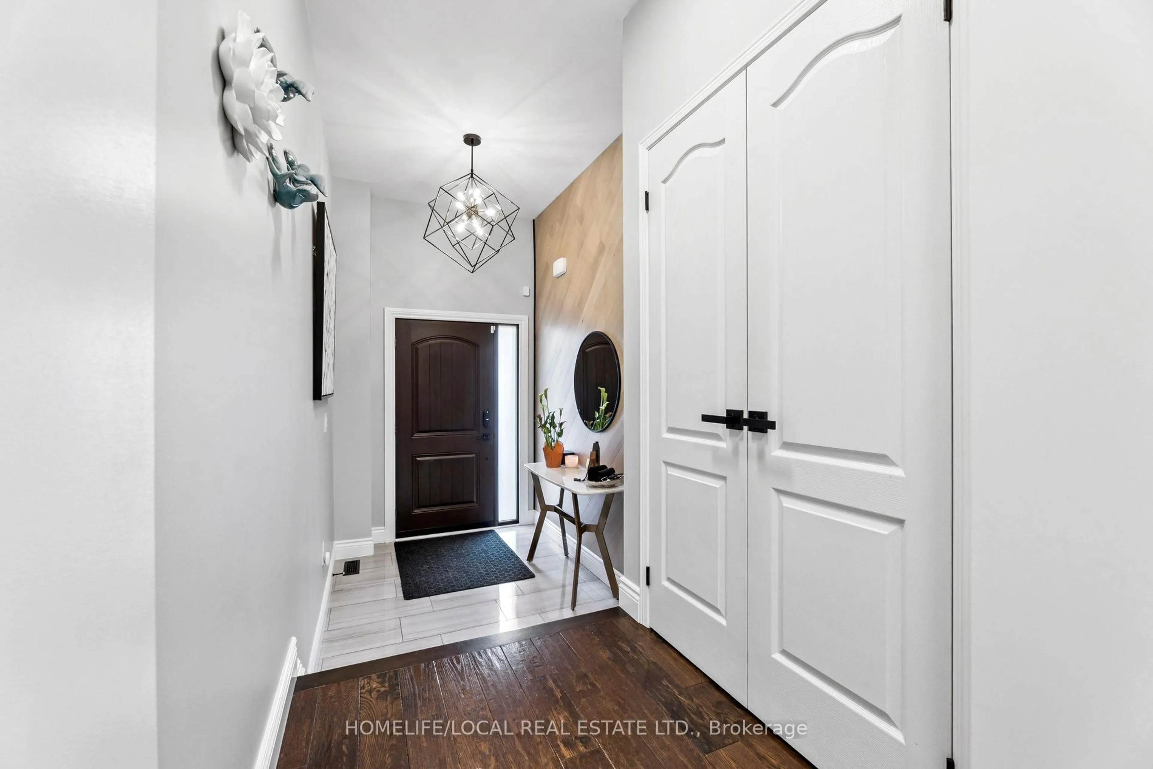 Indoor entryway for 147 Underwood Dr, Whitby Ontario L1M 0K9