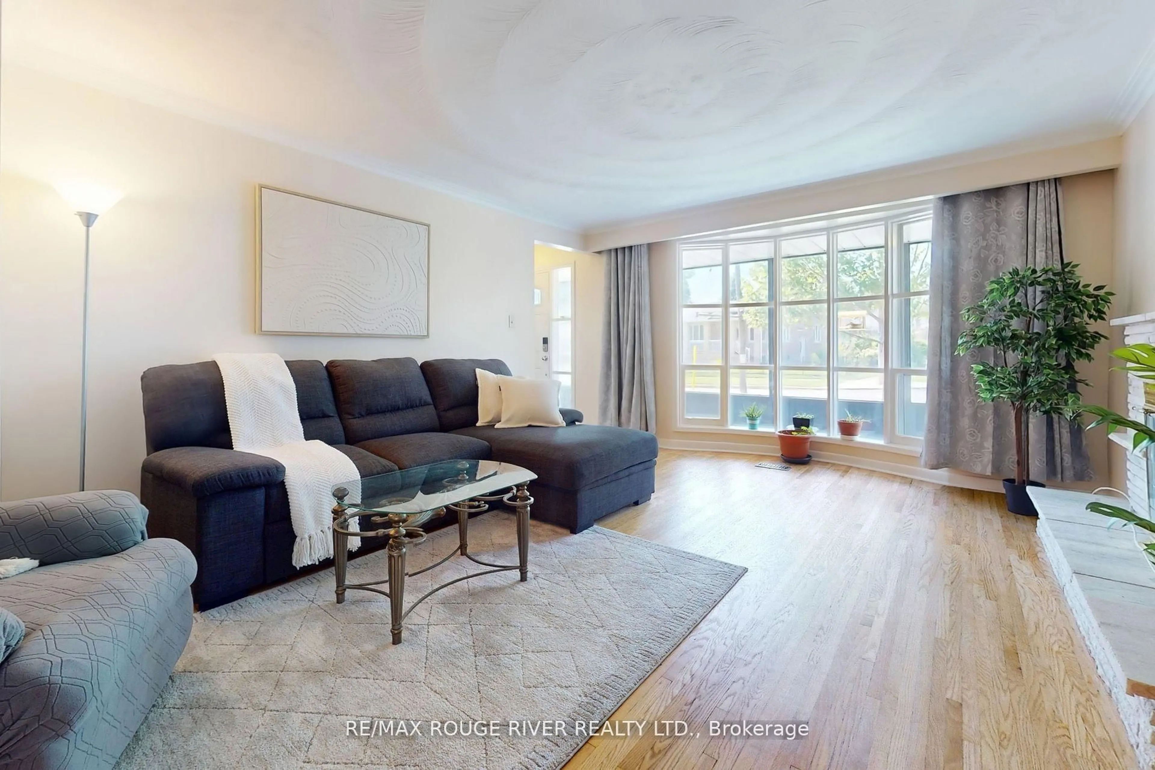 Living room with furniture, wood/laminate floor for 18 Darlingside Dr, Toronto Ontario M1E 3N8