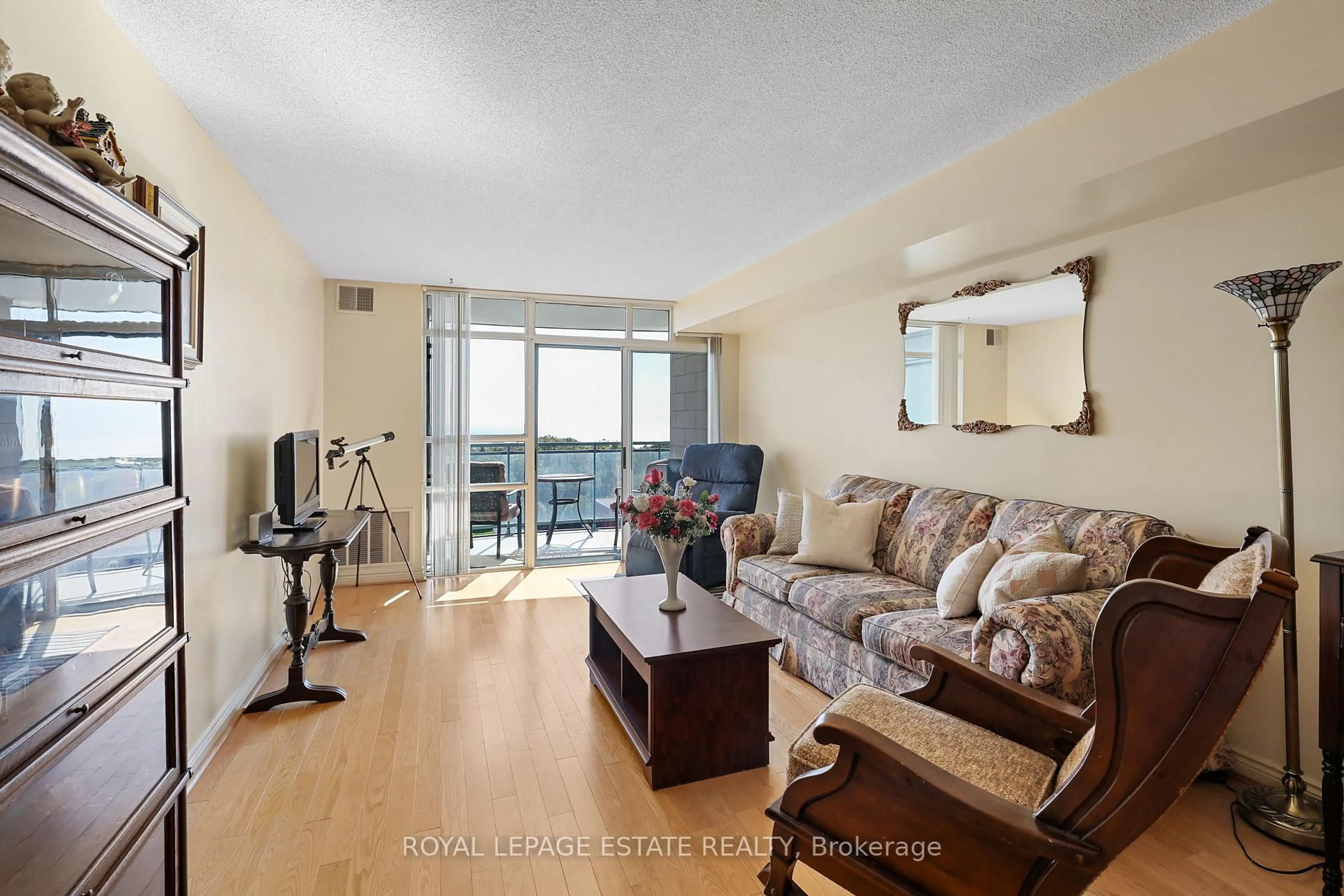 Living room with furniture, wood/laminate floor for 1093 Kingston Rd #1003, Toronto Ontario M1N 4E2