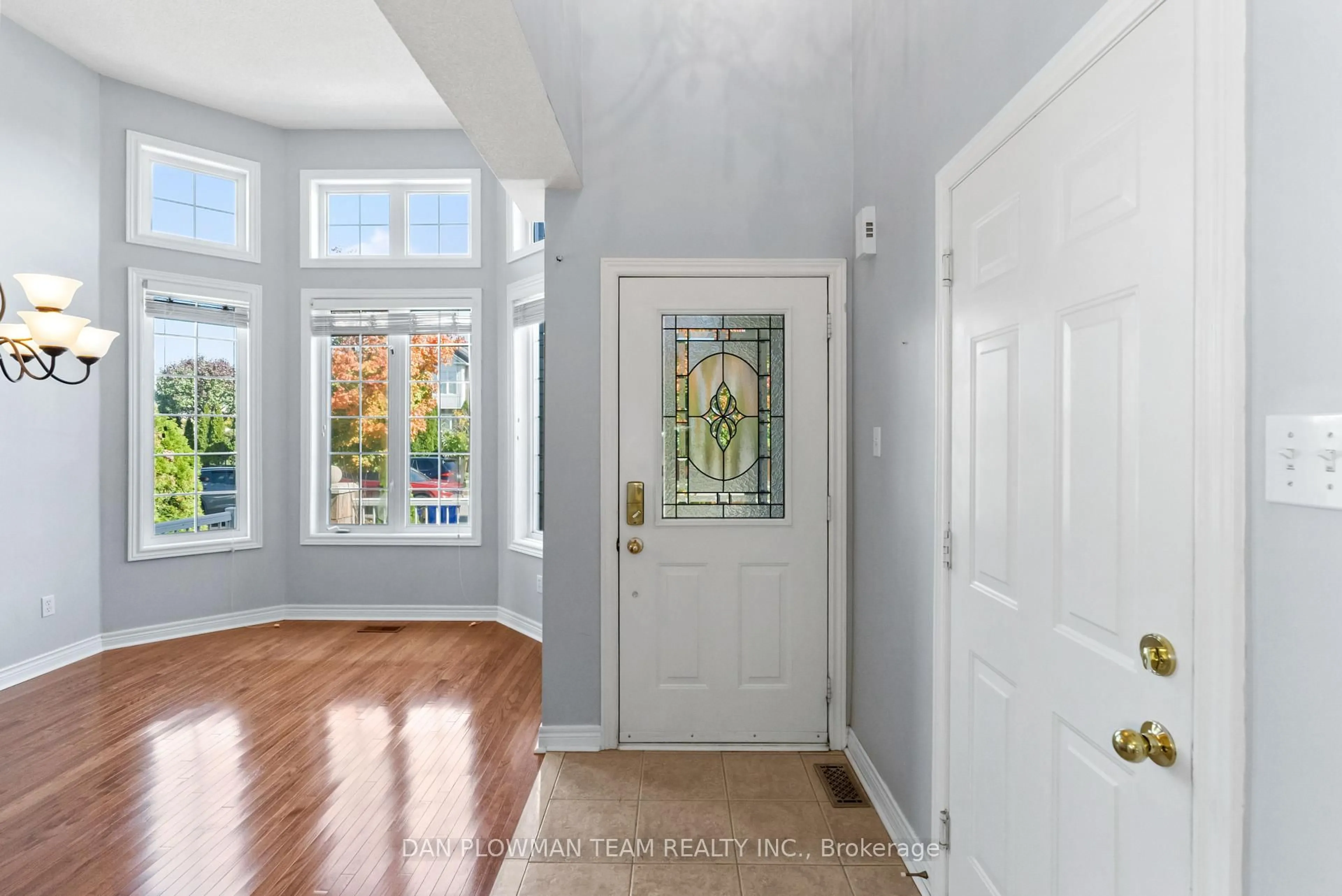 Indoor entryway for 6 Tormina Blvd, Whitby Ontario L1R 3B2