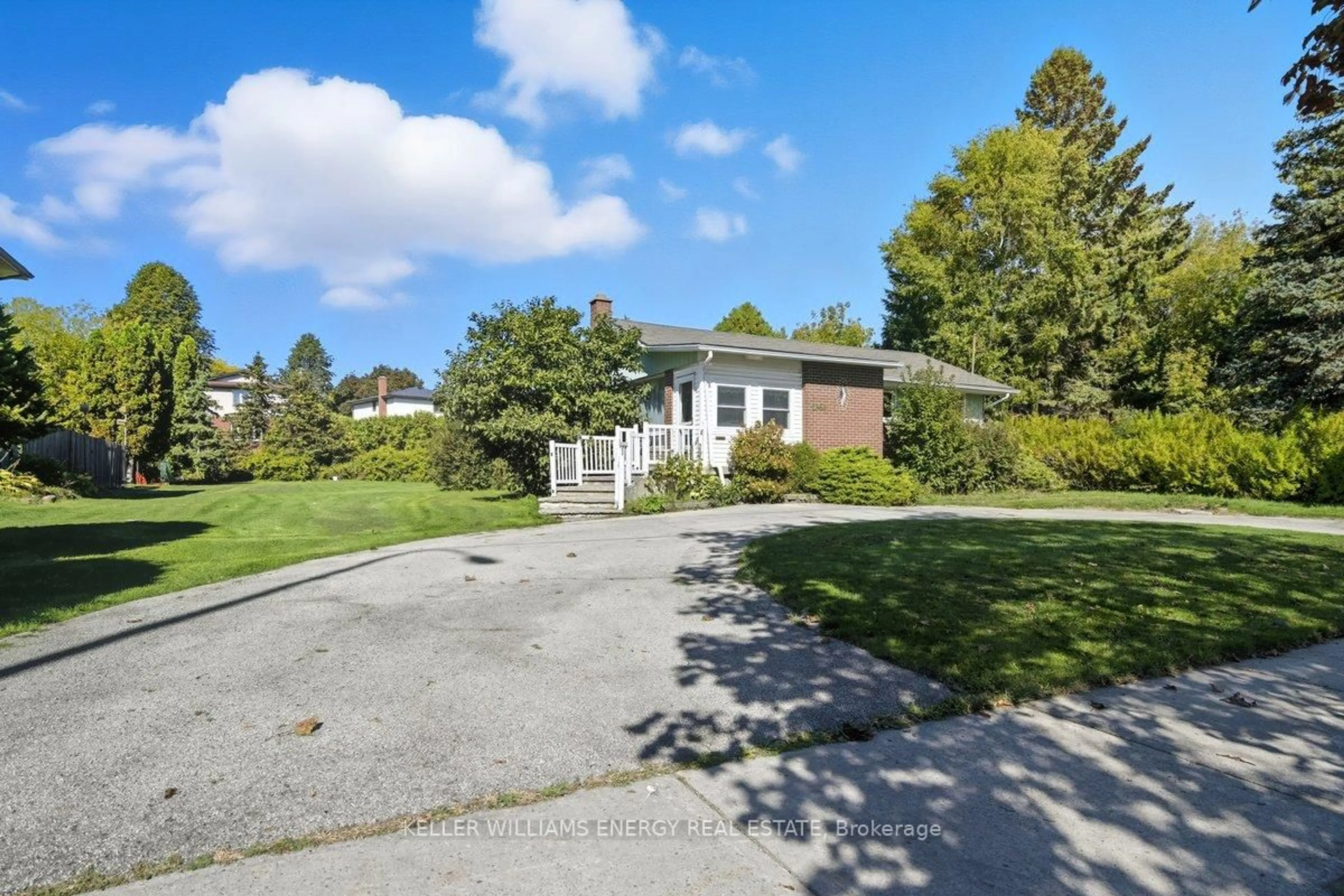 A pic from outside/outdoor area/front of a property/back of a property/a pic from drone, street for 1864 Manning Rd, Whitby Ontario L1N 3M3