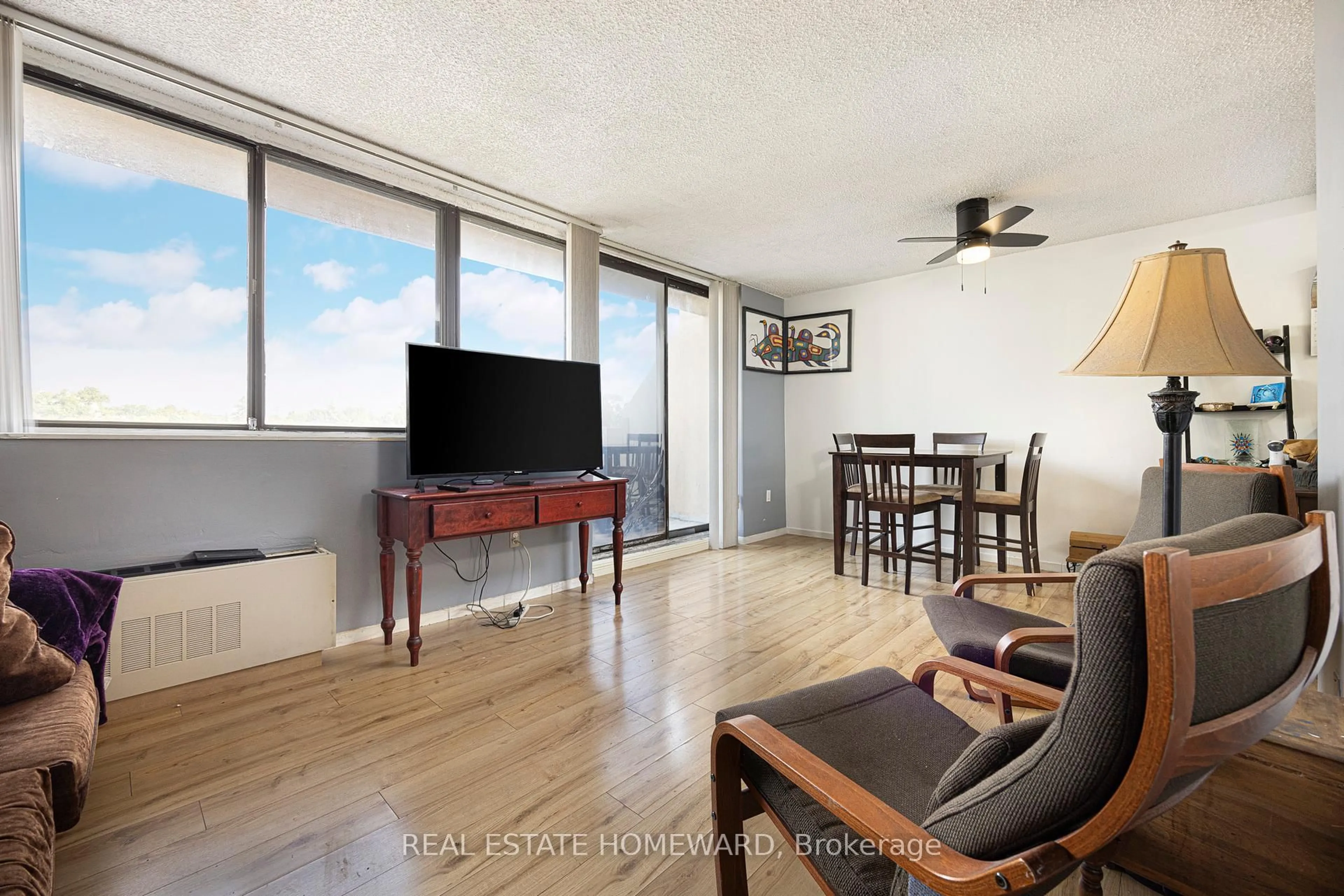Living room with furniture, wood/laminate floor for 665 Kennedy Rd #511, Toronto Ontario M1K 5E2