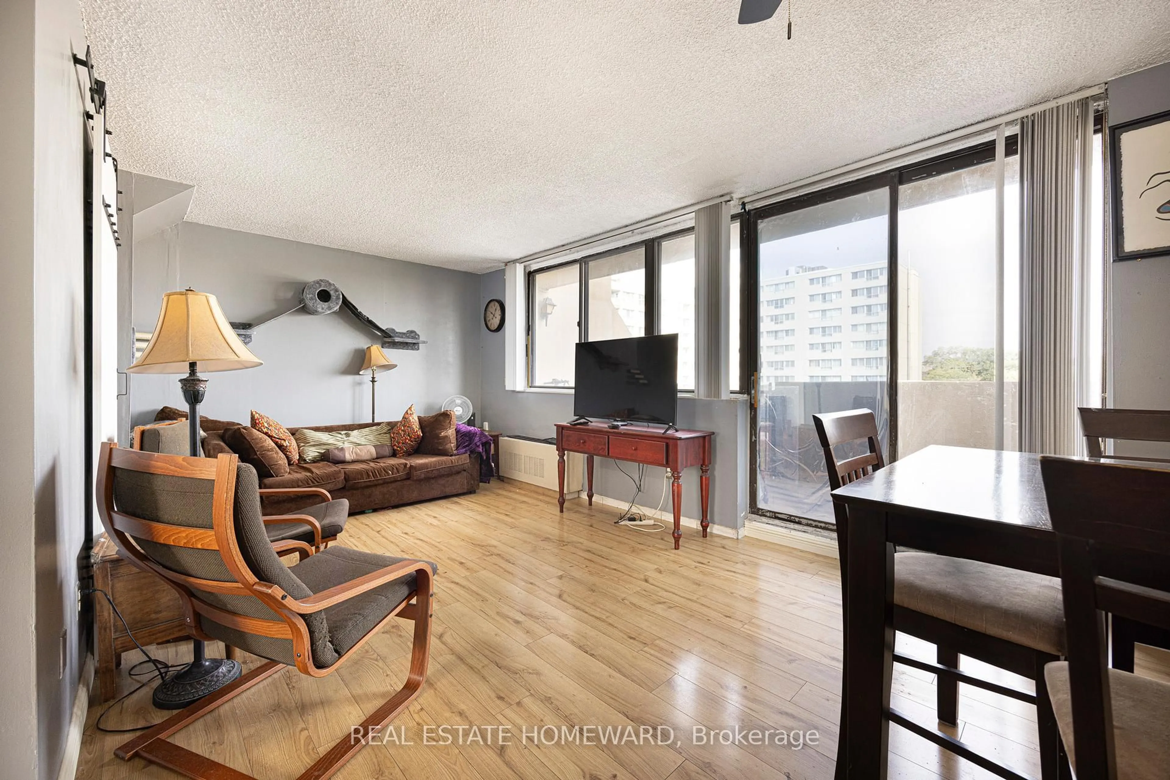 Living room with furniture, wood/laminate floor for 665 Kennedy Rd #511, Toronto Ontario M1K 5E2