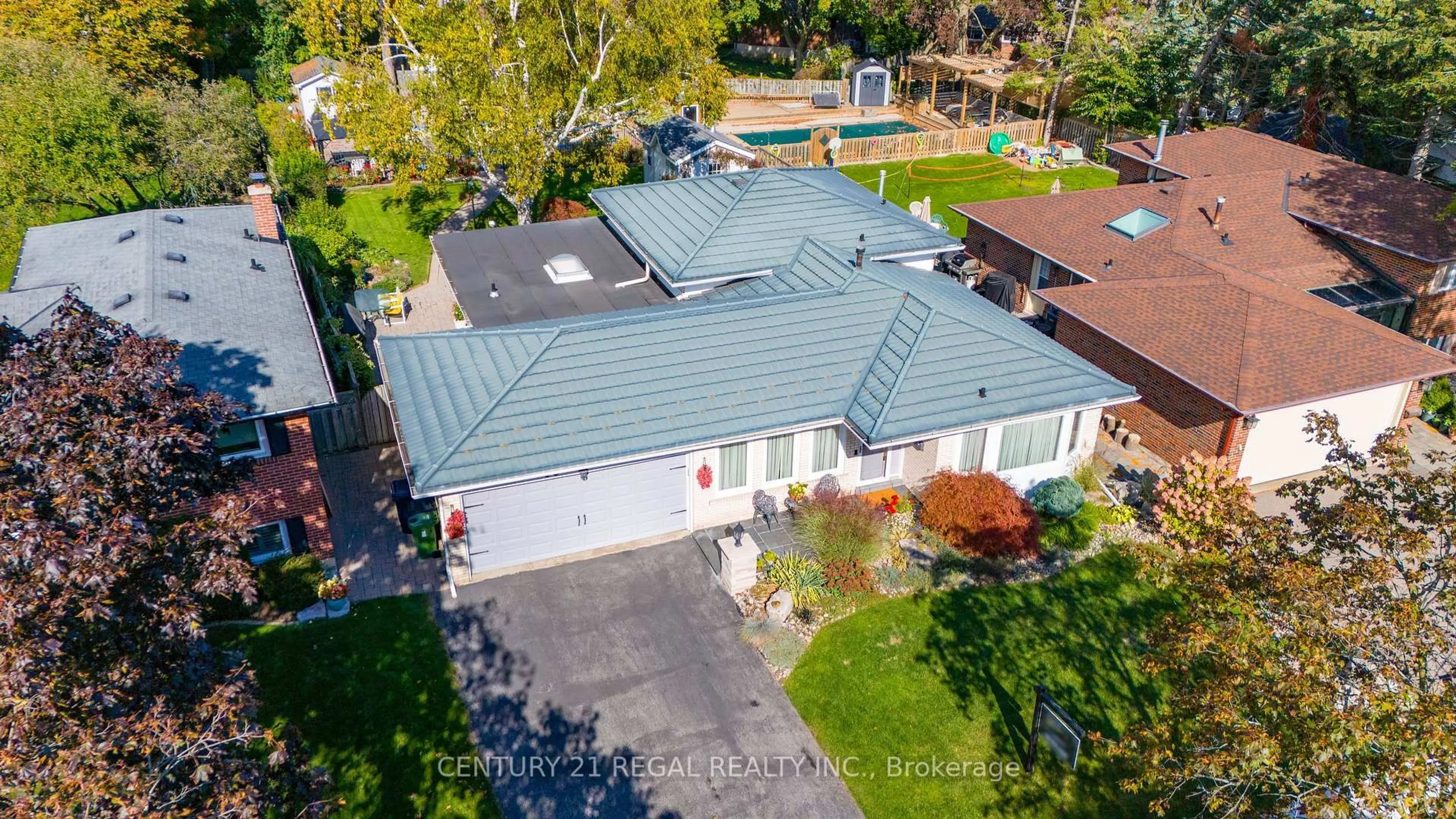 A pic from outside/outdoor area/front of a property/back of a property/a pic from drone, street for 66 Haviland Dr, Toronto Ontario M1C 2T8