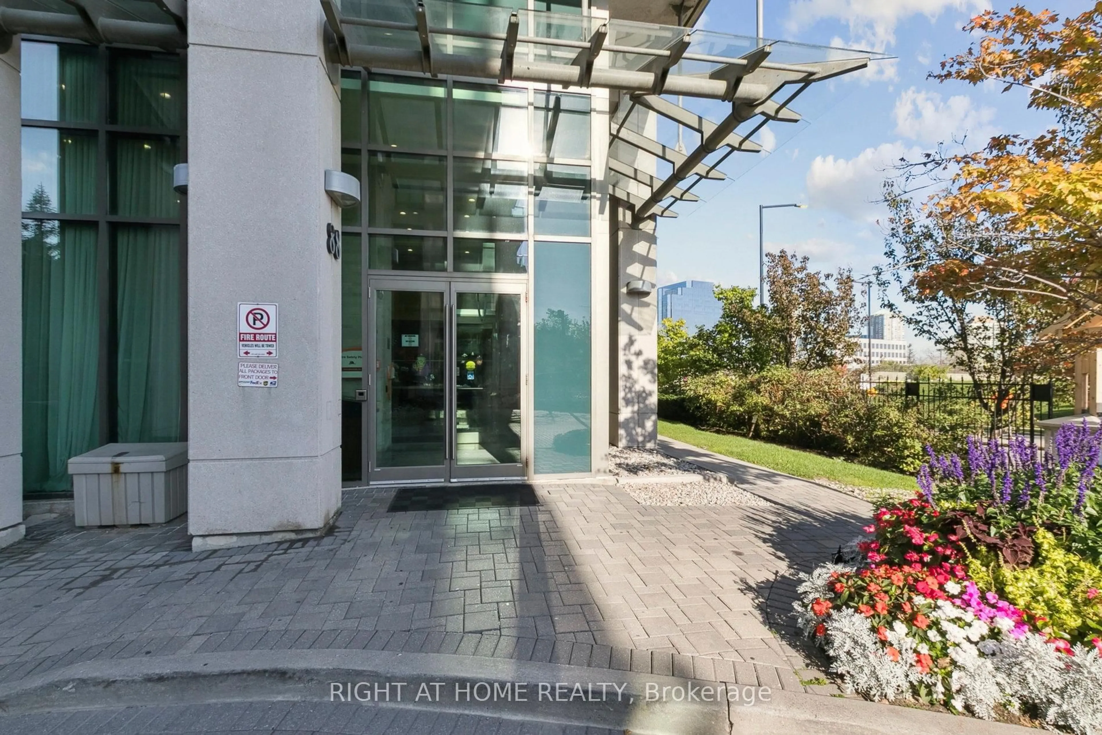 Indoor foyer for 88 Grangeway Ave #2106, Toronto Ontario M1H 0A2
