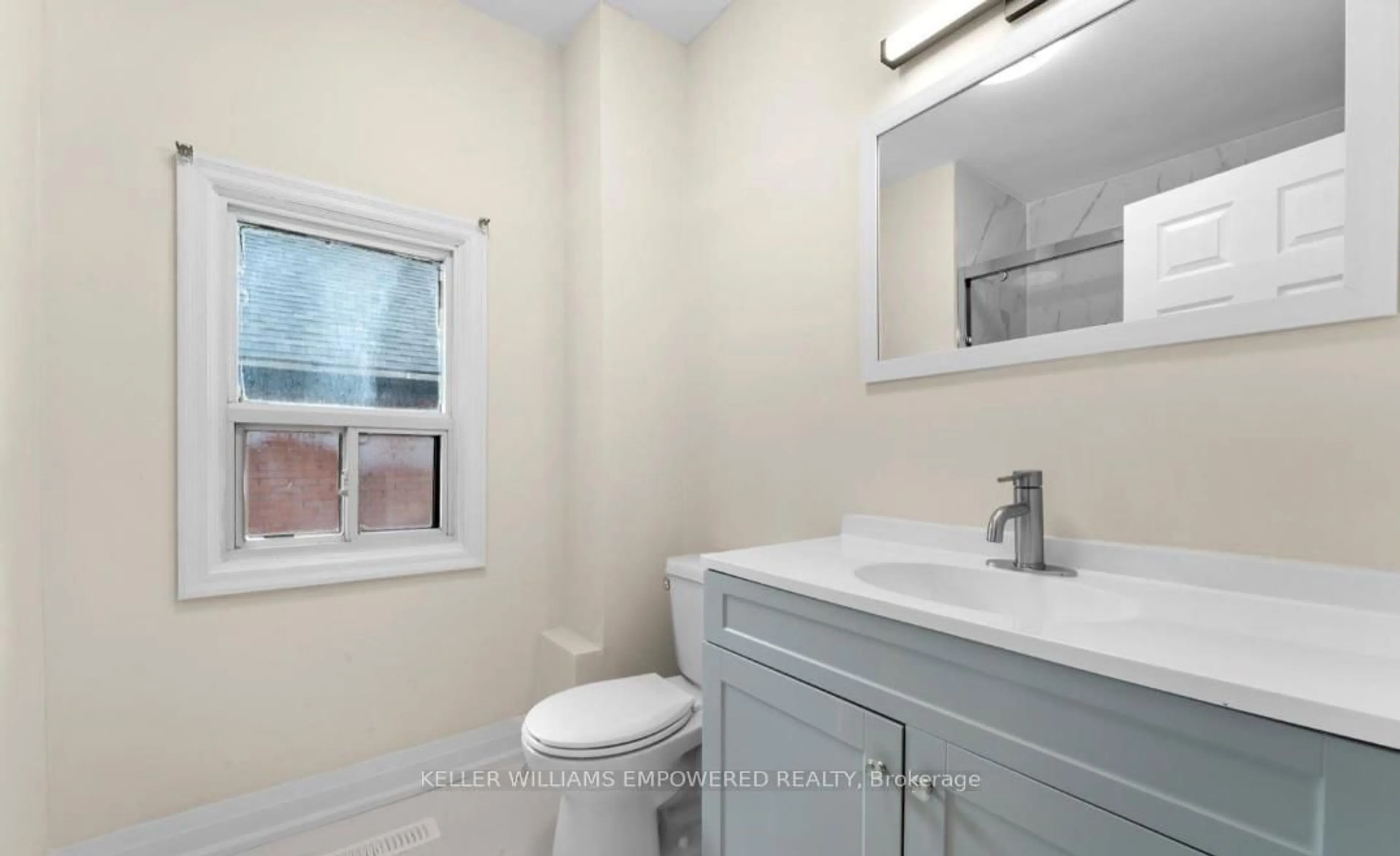 Standard bathroom, ceramic/tile floor for 254 Bruce St, Oshawa Ontario L1H 1R5