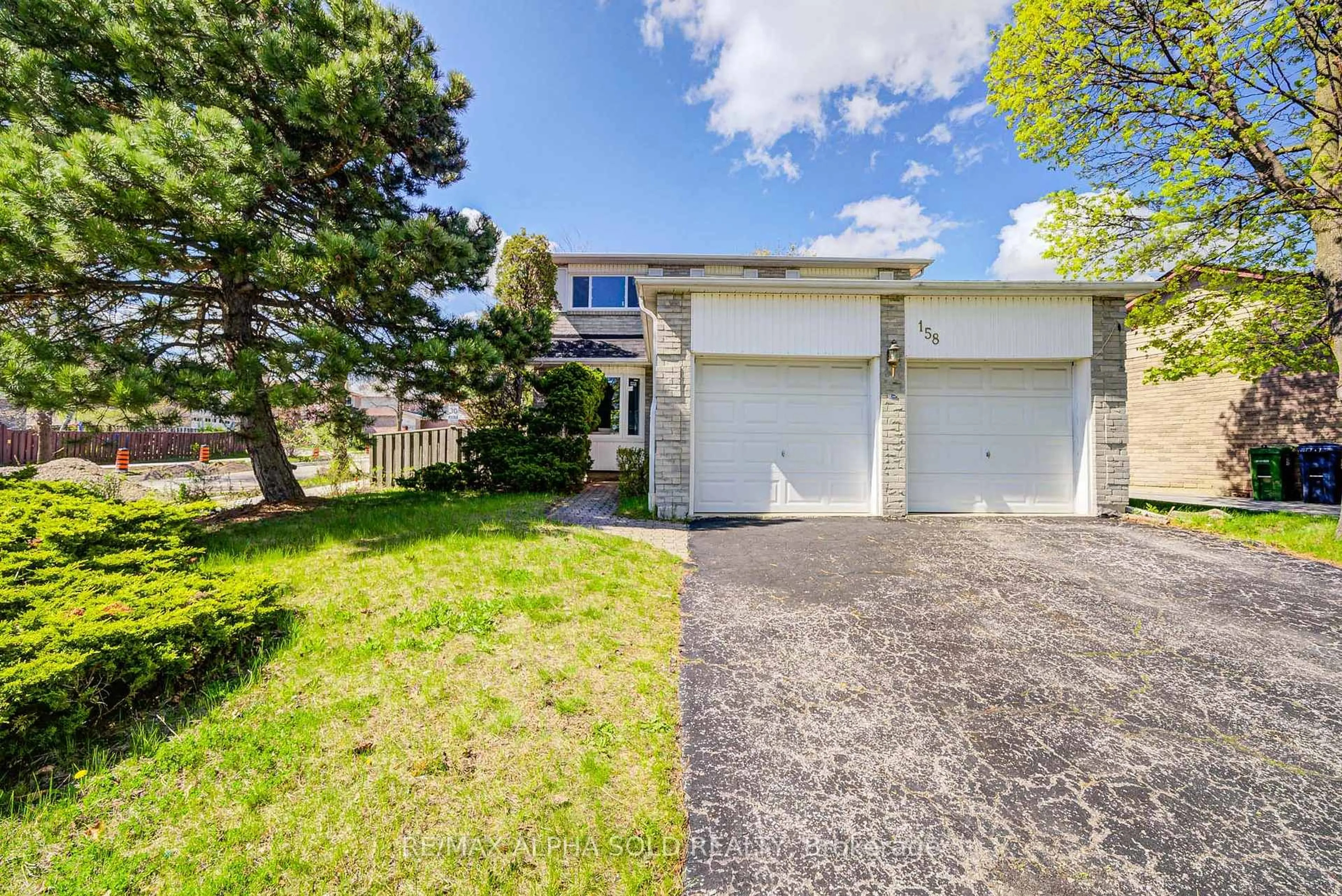 A pic from outside/outdoor area/front of a property/back of a property/a pic from drone, street for 158 Ingleton Blvd, Toronto Ontario M1V 1Z8