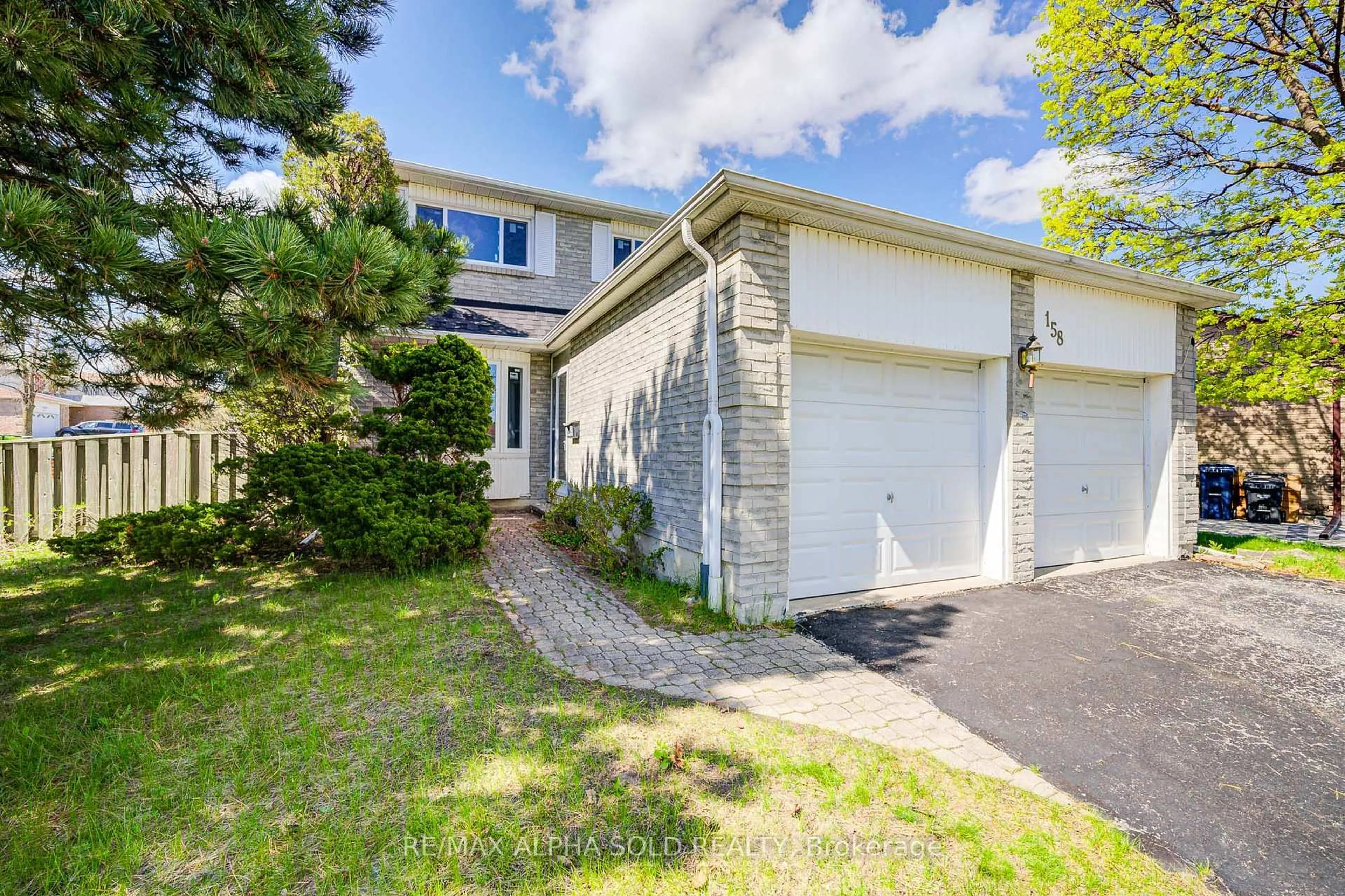 A pic from outside/outdoor area/front of a property/back of a property/a pic from drone, street for 158 Ingleton Blvd, Toronto Ontario M1V 1Z8