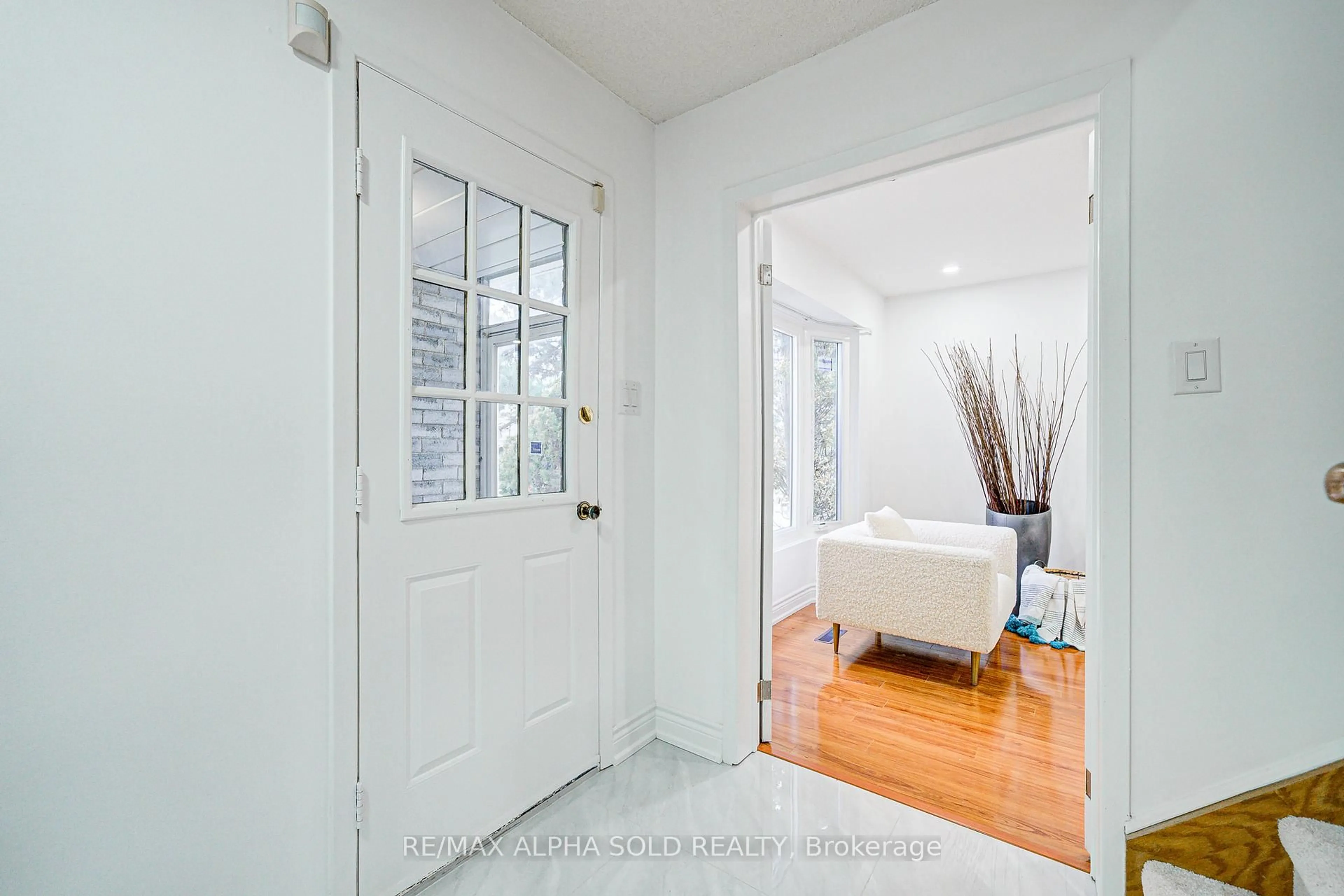 Indoor entryway for 158 Ingleton Blvd, Toronto Ontario M1V 1Z8