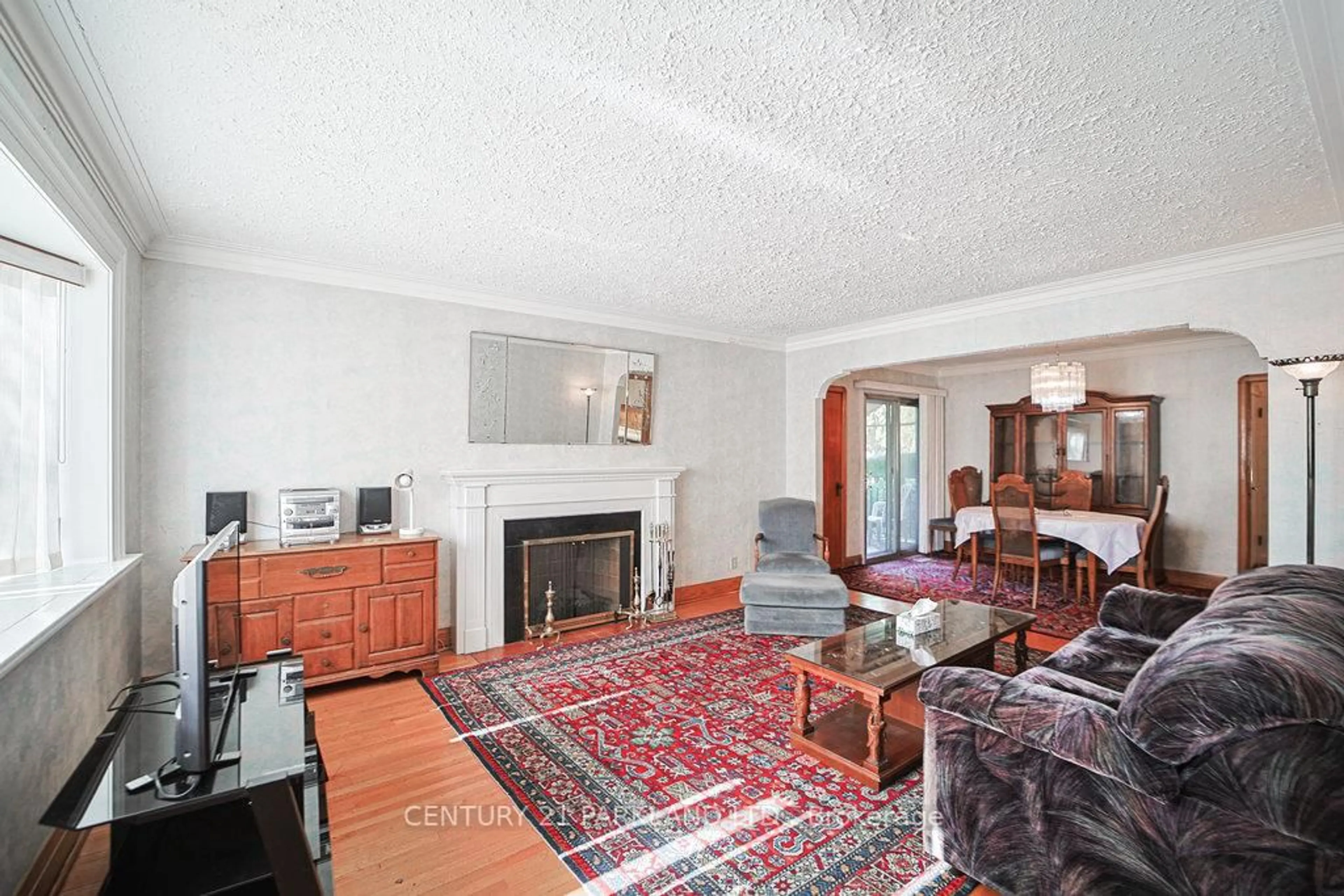 Living room with furniture, unknown for 22 Parkview Hill Cres, Toronto Ontario M4B 1P7