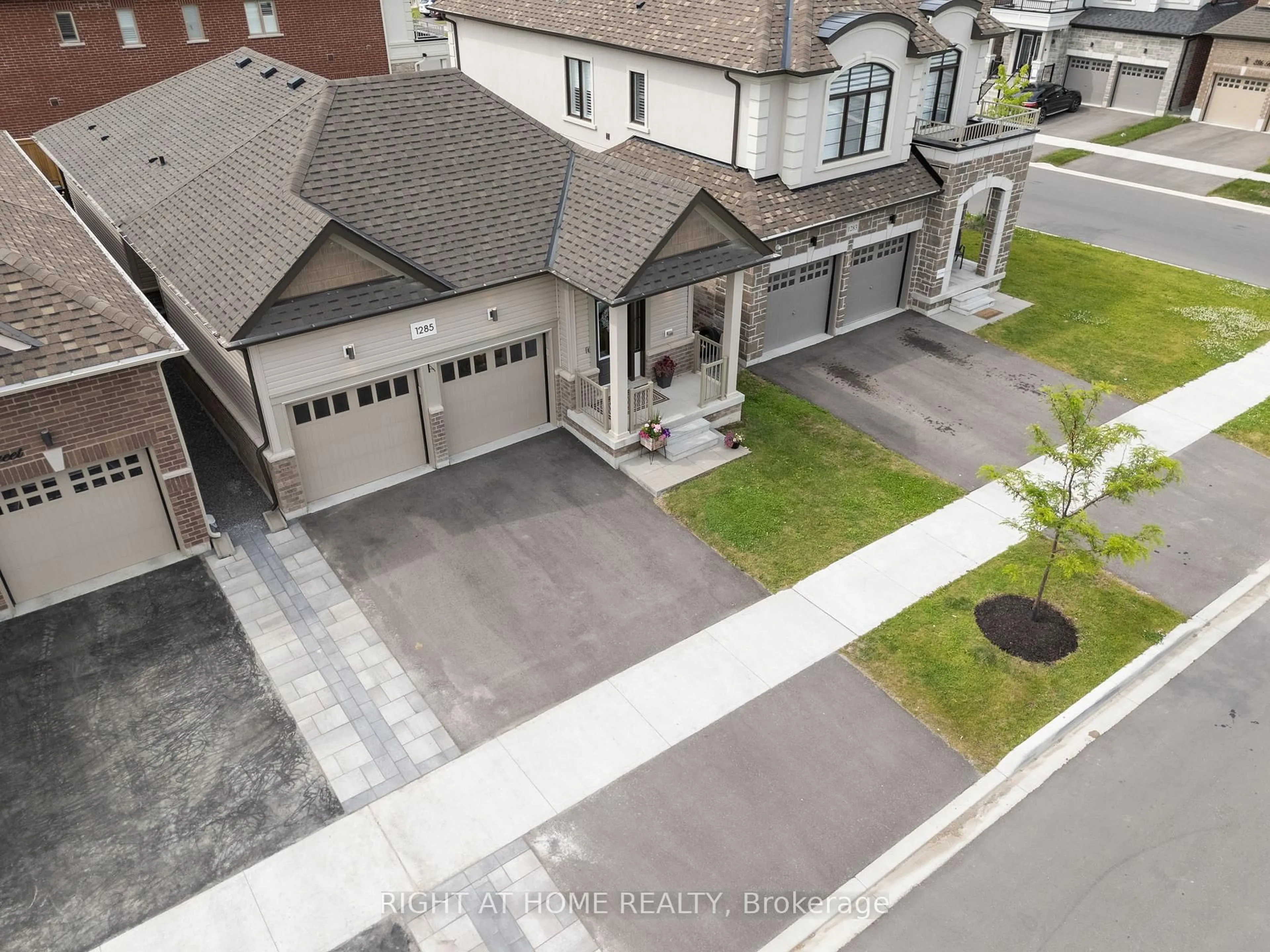 A pic from outside/outdoor area/front of a property/back of a property/a pic from drone, street for 1285 Apollo St, Oshawa Ontario L1K 3E7