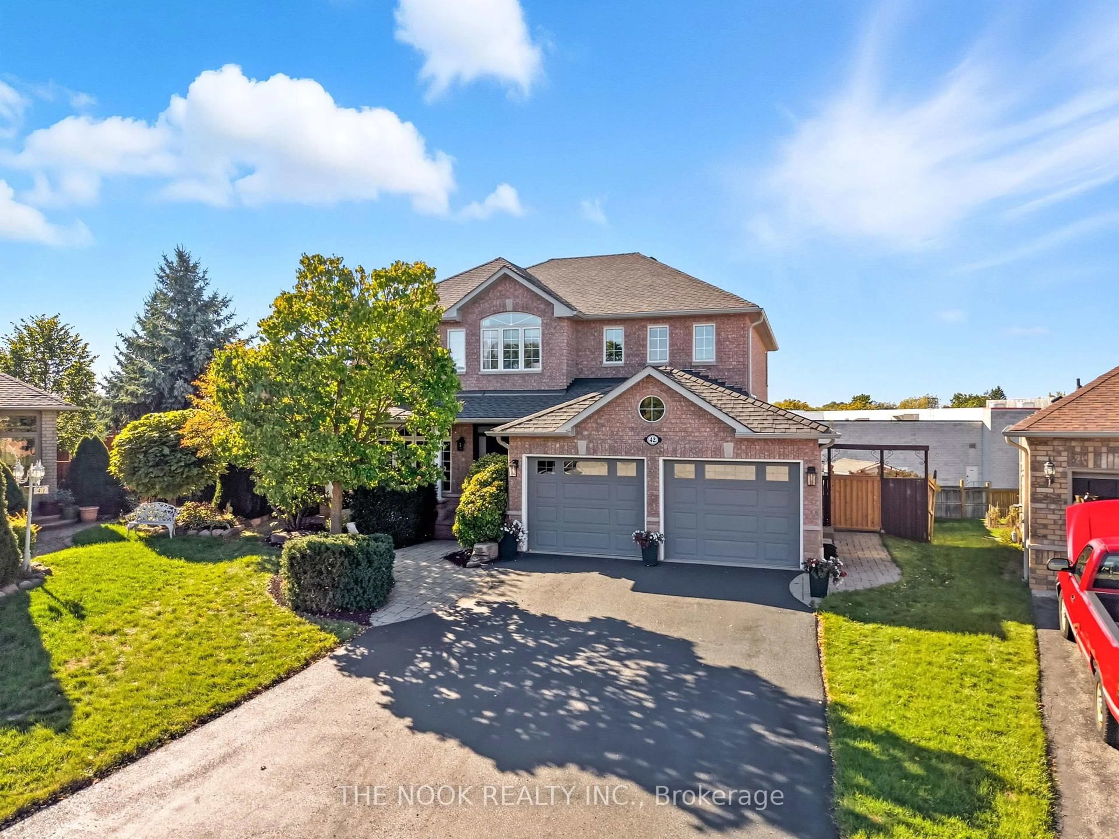 A pic from outside/outdoor area/front of a property/back of a property/a pic from drone, street for 42 Bridle Crt, Clarington Ontario L1E 2B1