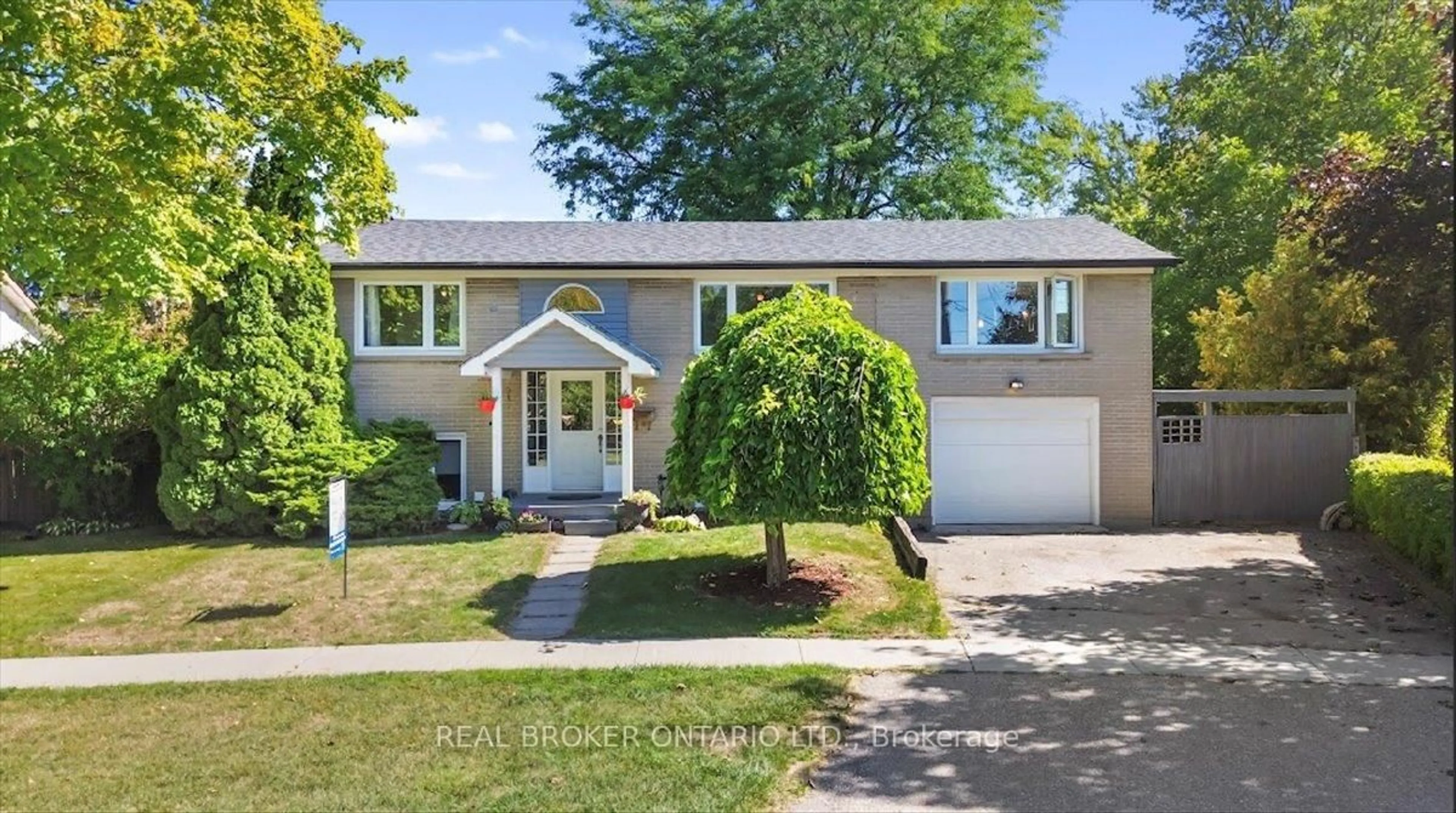Home with vinyl exterior material, street for 931 Bayview Ave, Whitby Ontario L1N 1E2