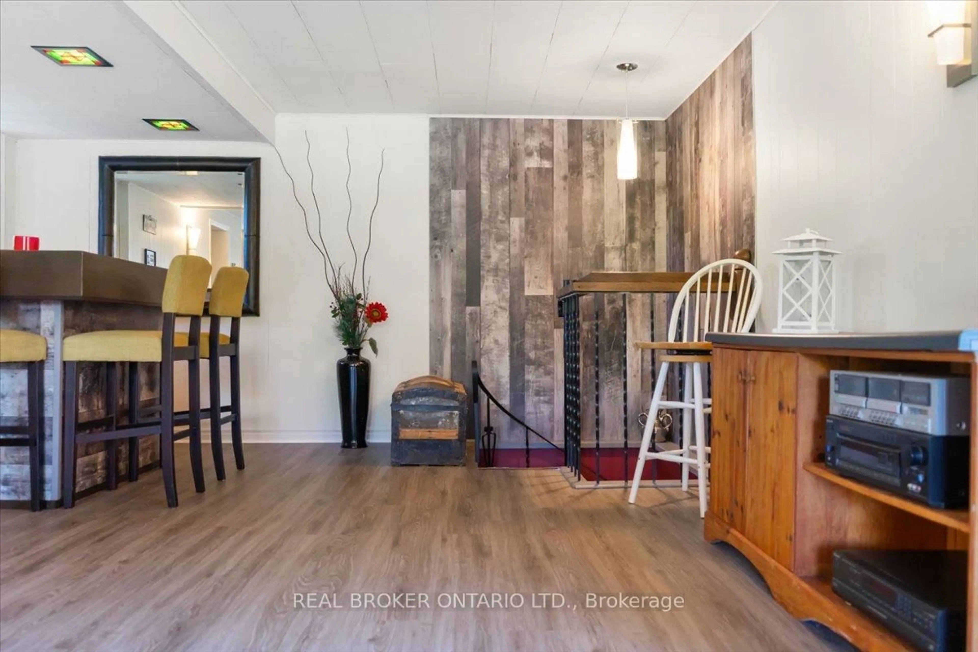 Indoor entryway for 931 Bayview Ave, Whitby Ontario L1N 1E2