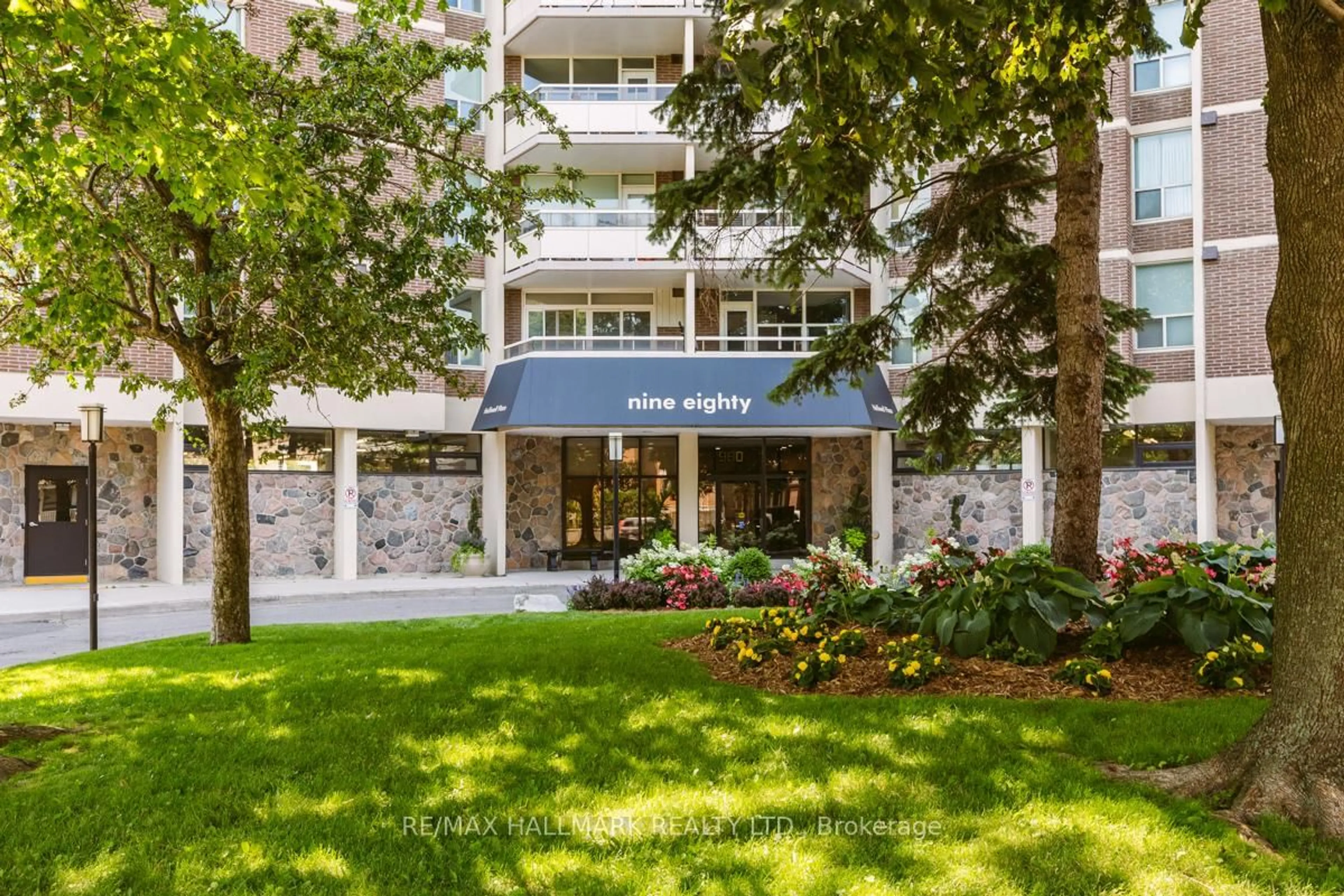 Indoor foyer for 980 Broadview Ave #802, Toronto Ontario M4K 3Y1