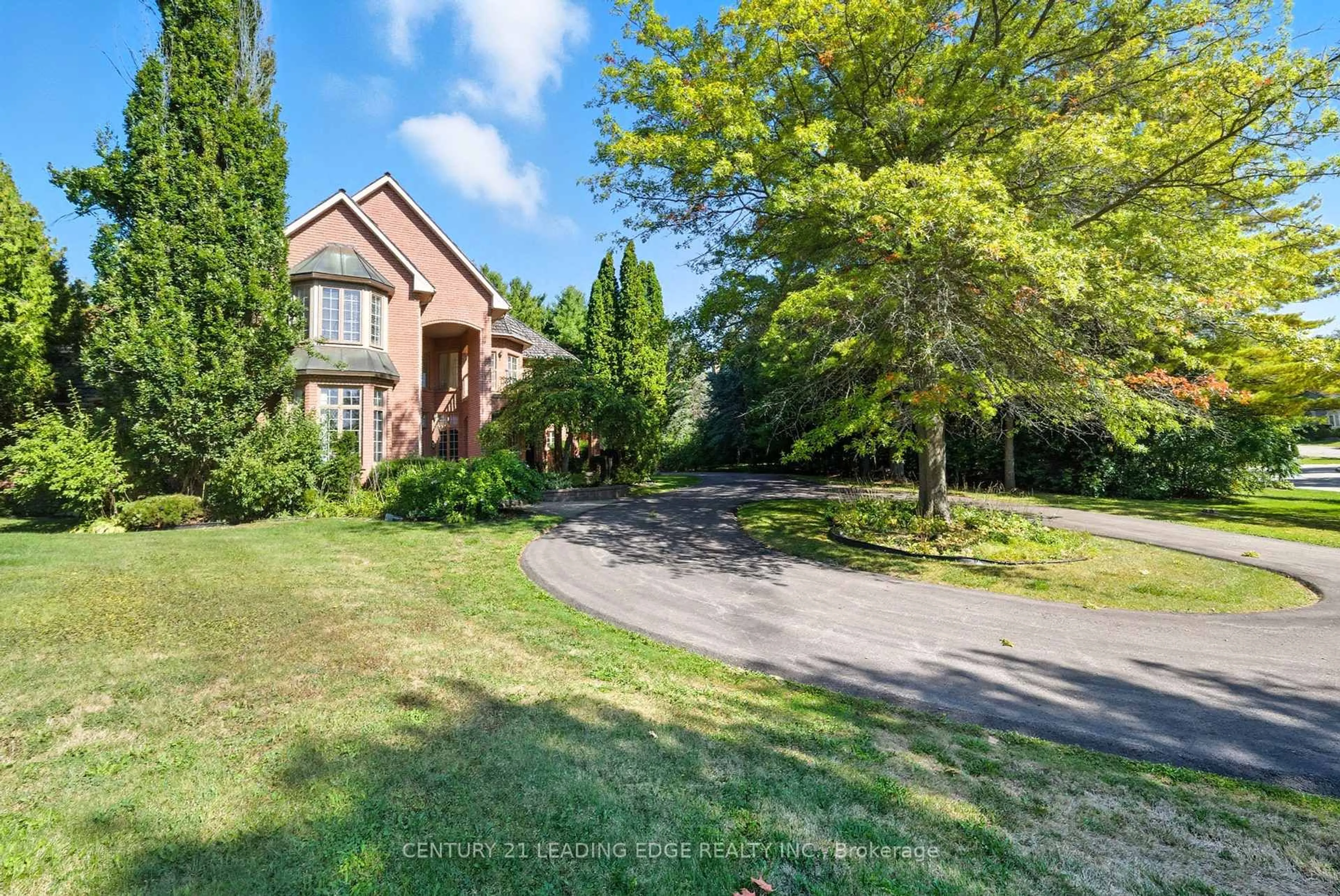 A pic from outside/outdoor area/front of a property/back of a property/a pic from drone, street for 8 Bunhill Crt, Ajax Ontario L1Z 1X5