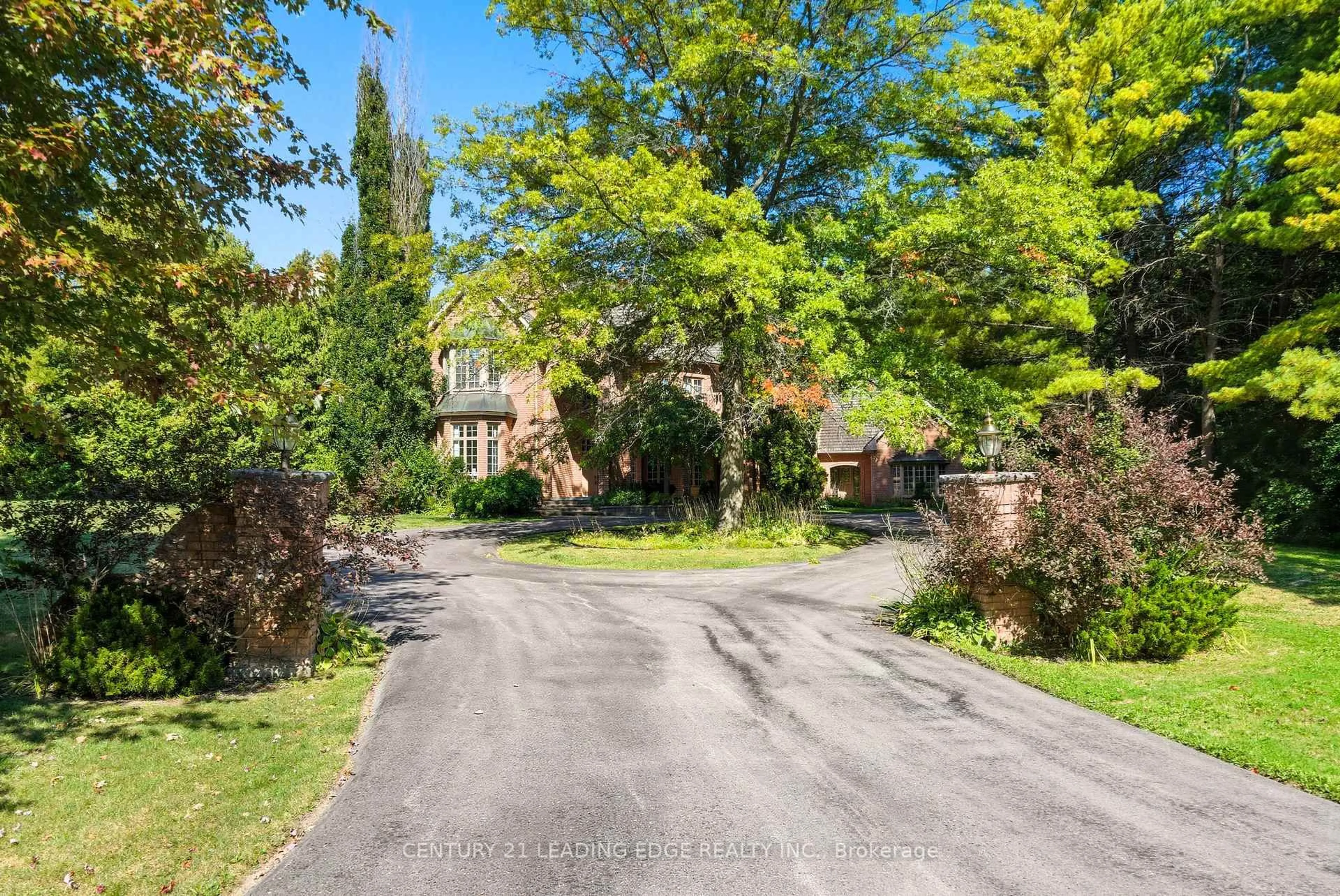 A pic from outside/outdoor area/front of a property/back of a property/a pic from drone, street for 8 Bunhill Crt, Ajax Ontario L1Z 1X5