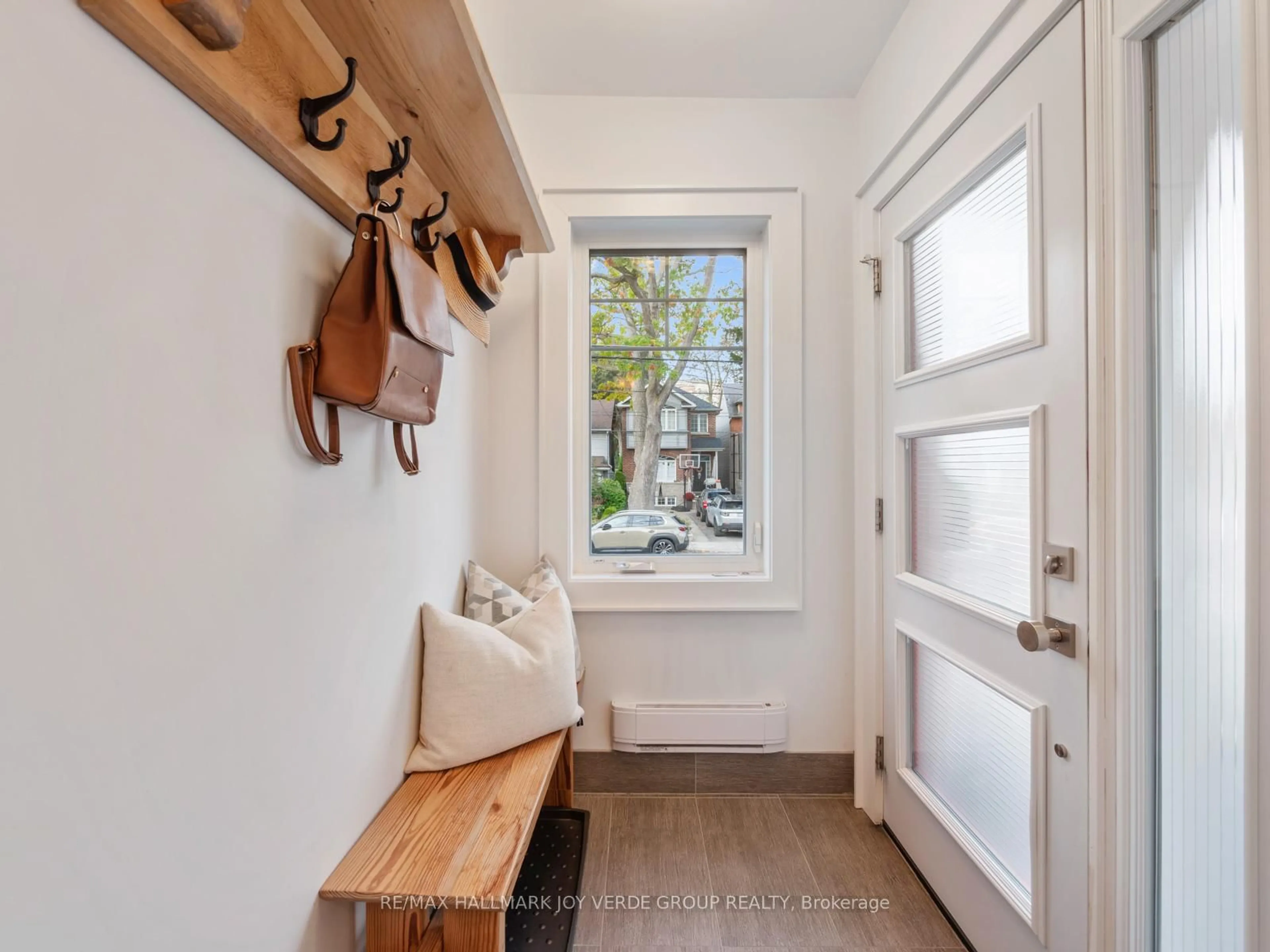 Indoor entryway for 163 Courcelette Rd, Toronto Ontario M1N 2T1