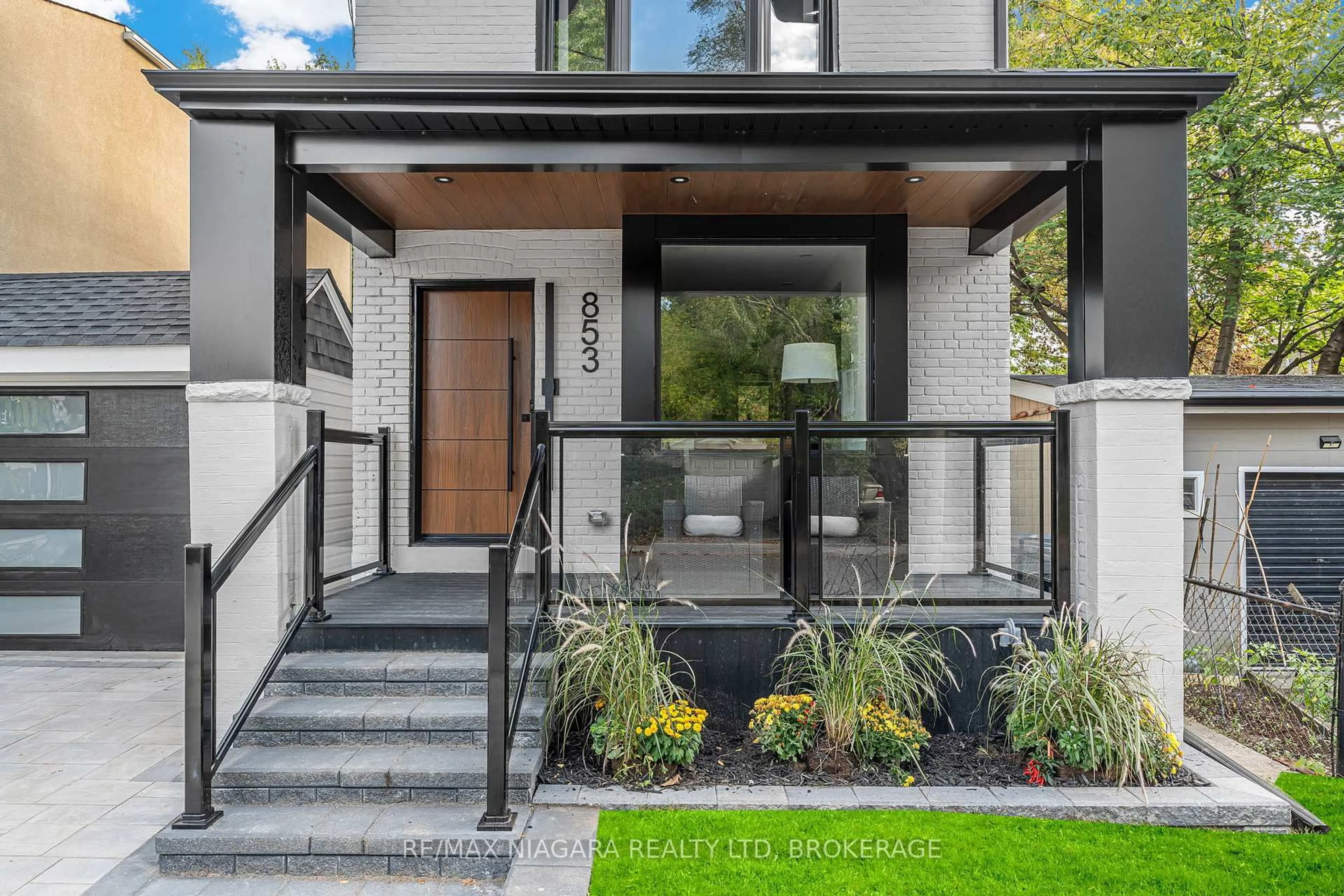 Unknown for 853 Sammon Ave, Toronto Ontario M4C 2E9