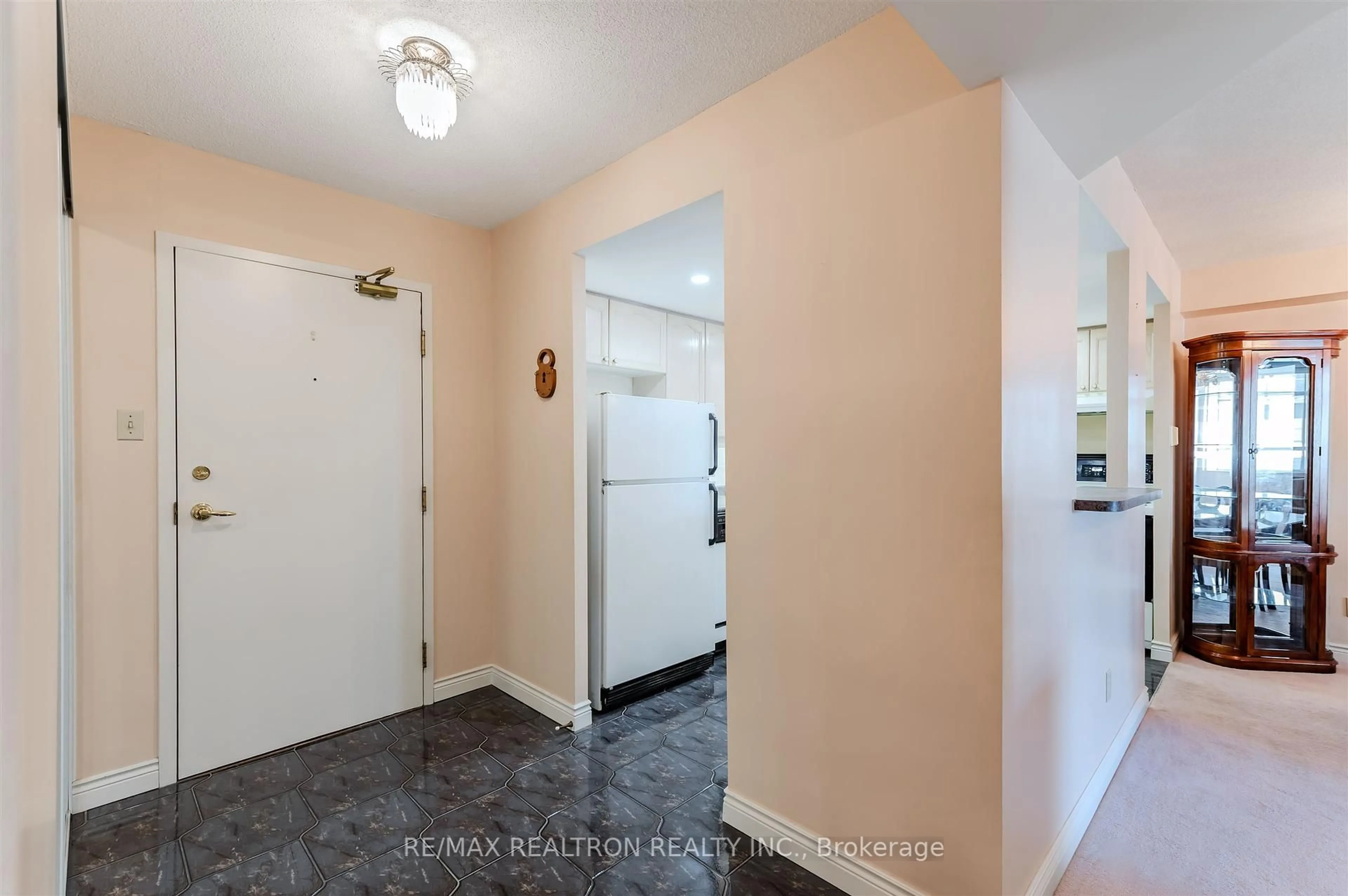 Indoor entryway for 1091 Kingston Rd #429, Toronto Ontario M1N 4E5