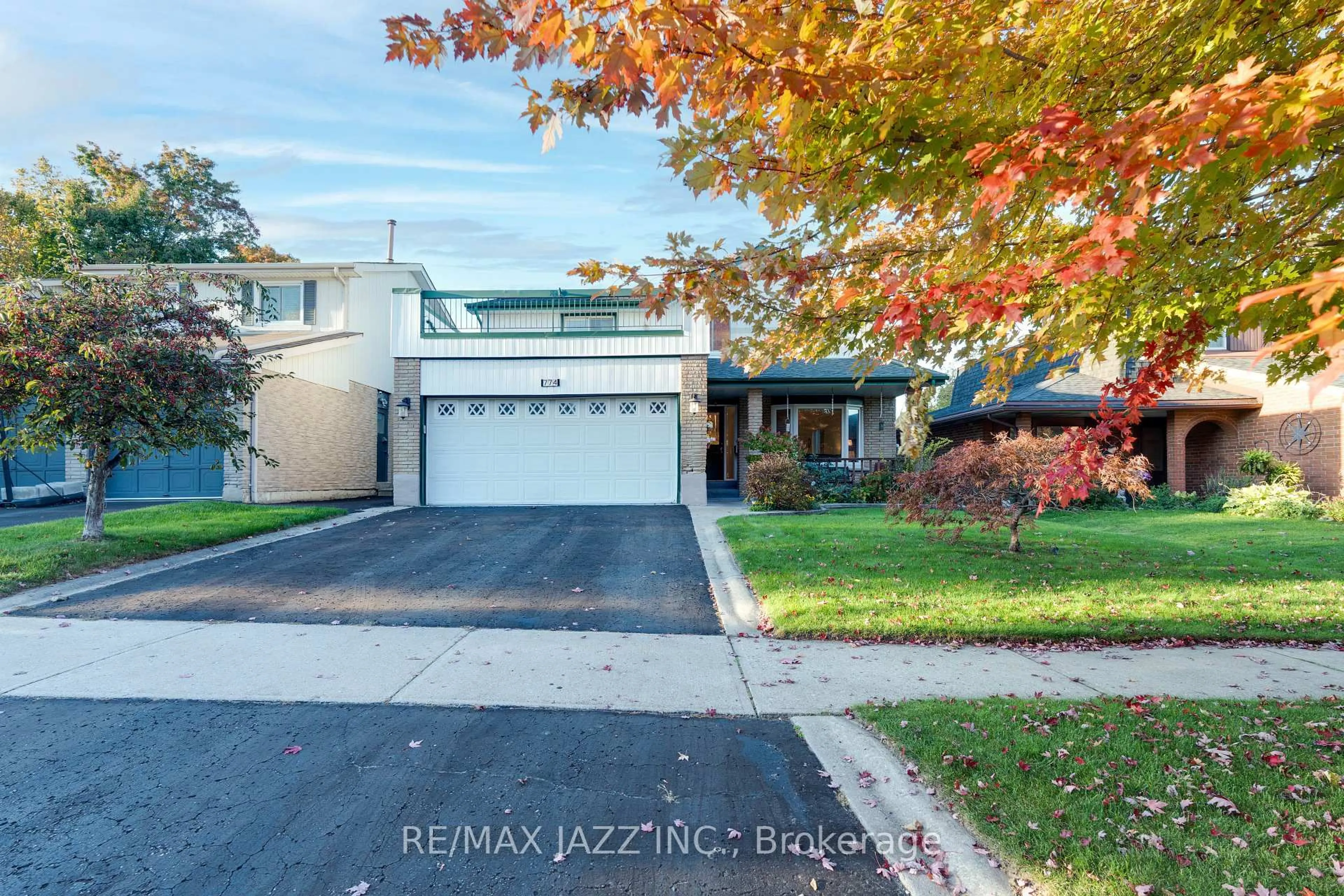 Home with vinyl exterior material, street for 774 Millbank Rd, Pickering Ontario L1V 3L5