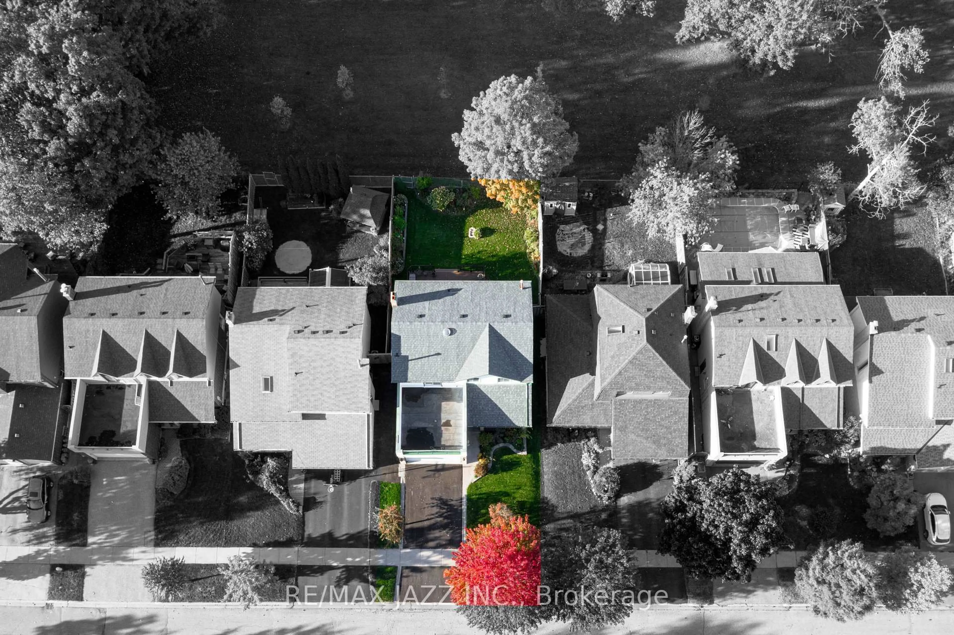 A pic from outside/outdoor area/front of a property/back of a property/a pic from drone, street for 774 Millbank Rd, Pickering Ontario L1V 3L5