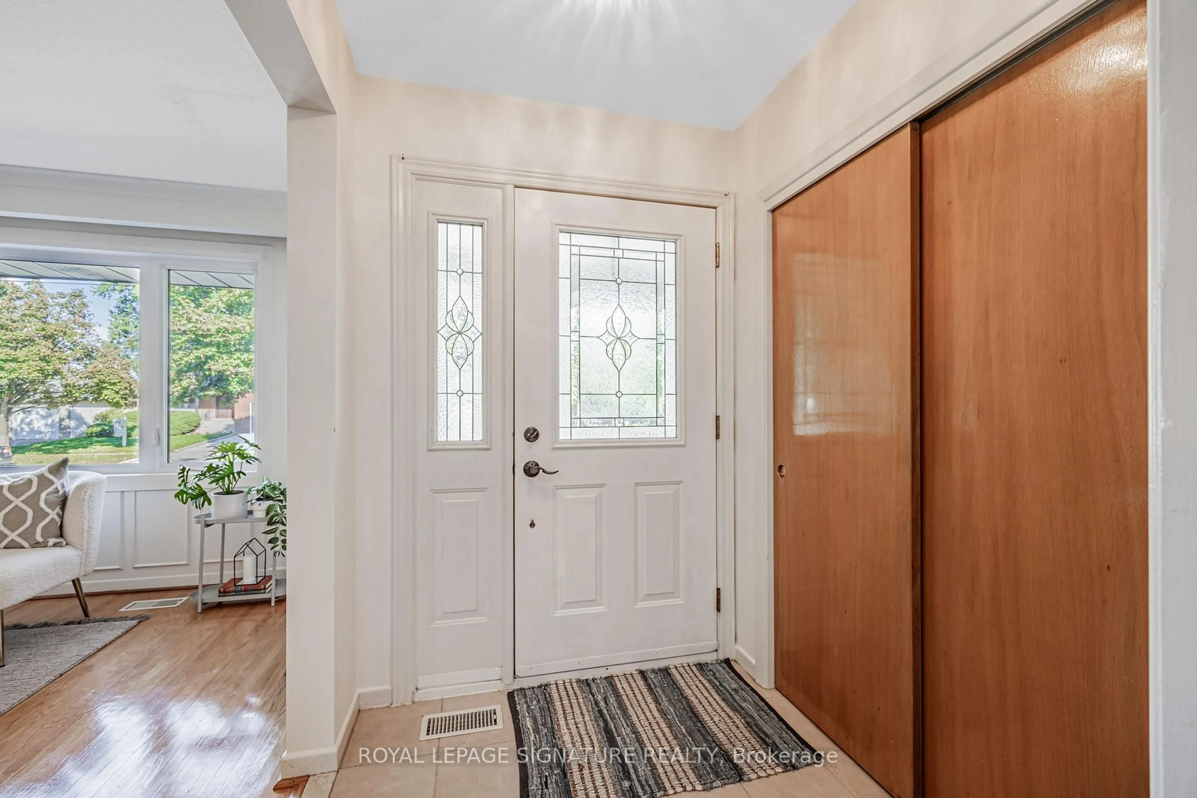 Indoor entryway for 28 Sedgemount Dr, Toronto Ontario M1H 1X3