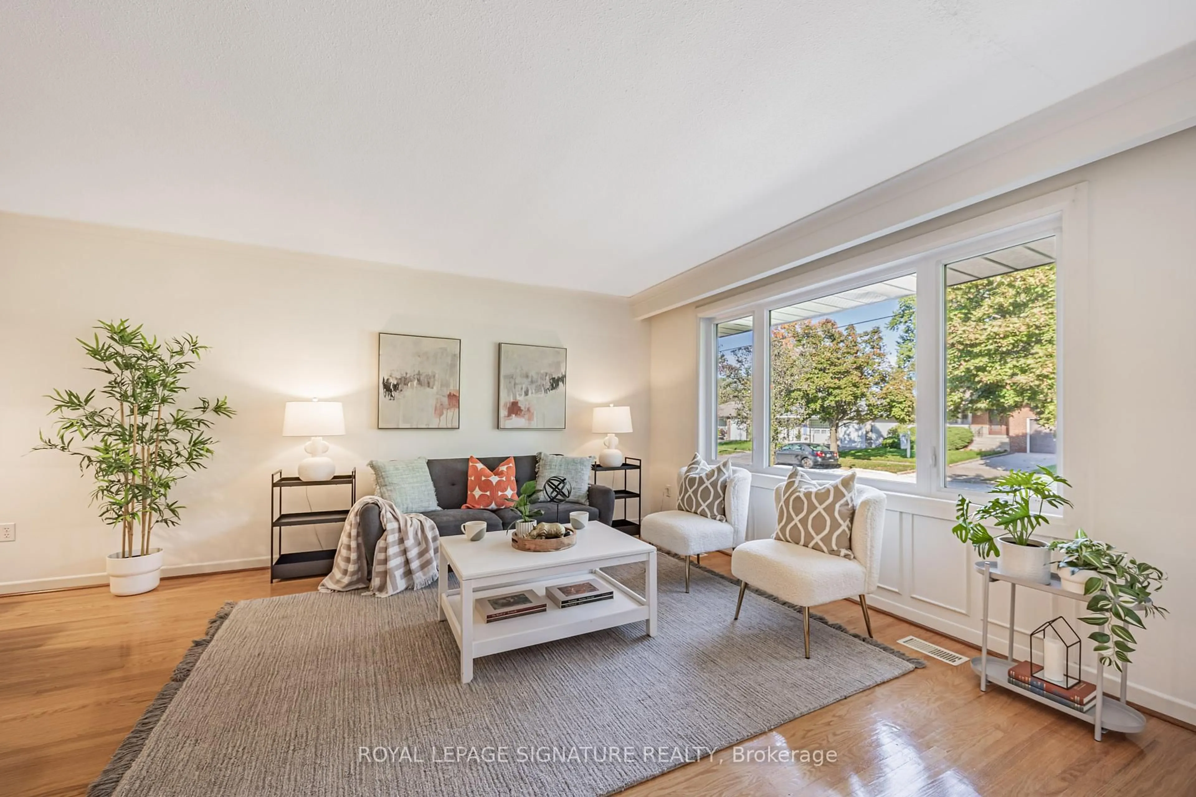 Living room with furniture, unknown for 28 Sedgemount Dr, Toronto Ontario M1H 1X3