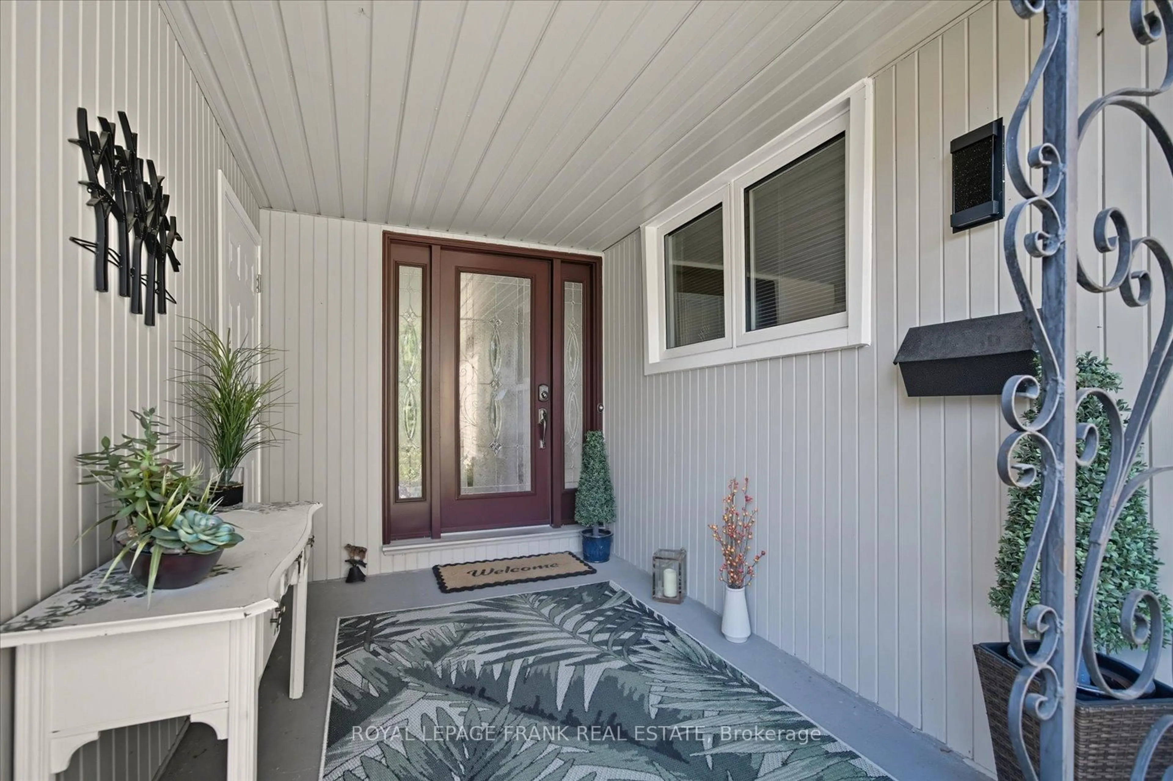 Indoor entryway for 948 Oshawa Blvd, Oshawa Ontario L1G 5V6