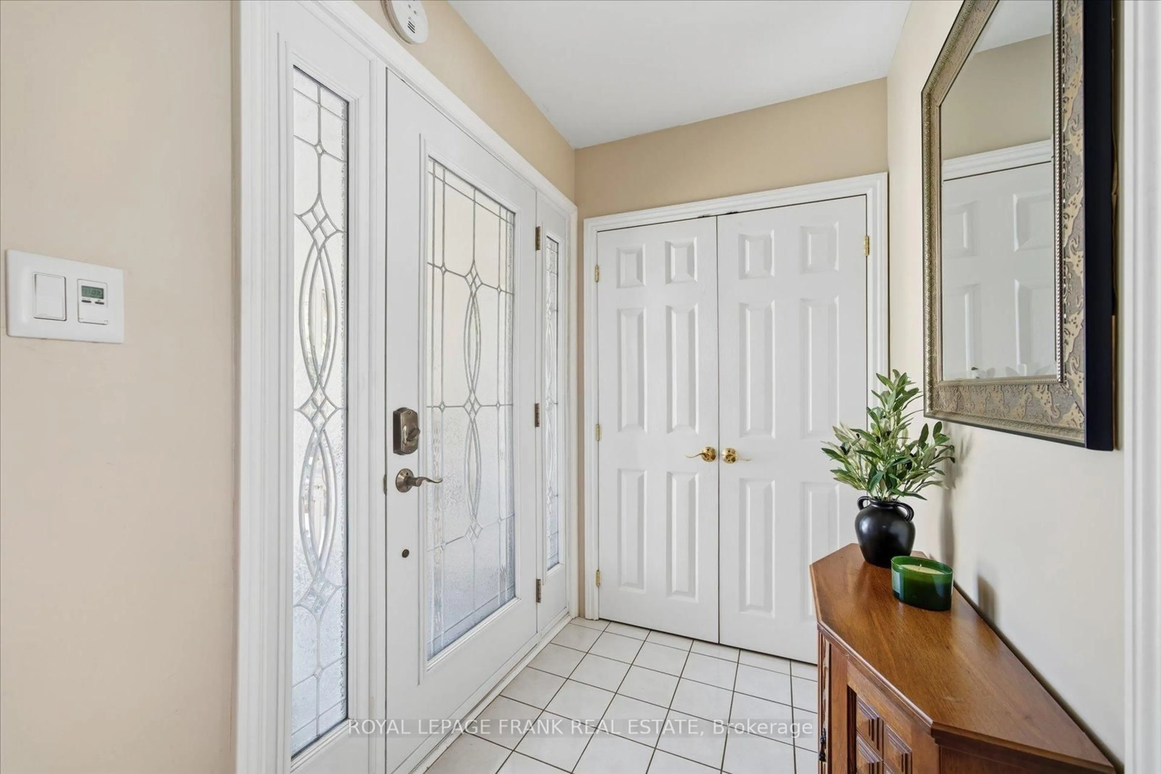 Indoor entryway for 948 Oshawa Blvd, Oshawa Ontario L1G 5V6
