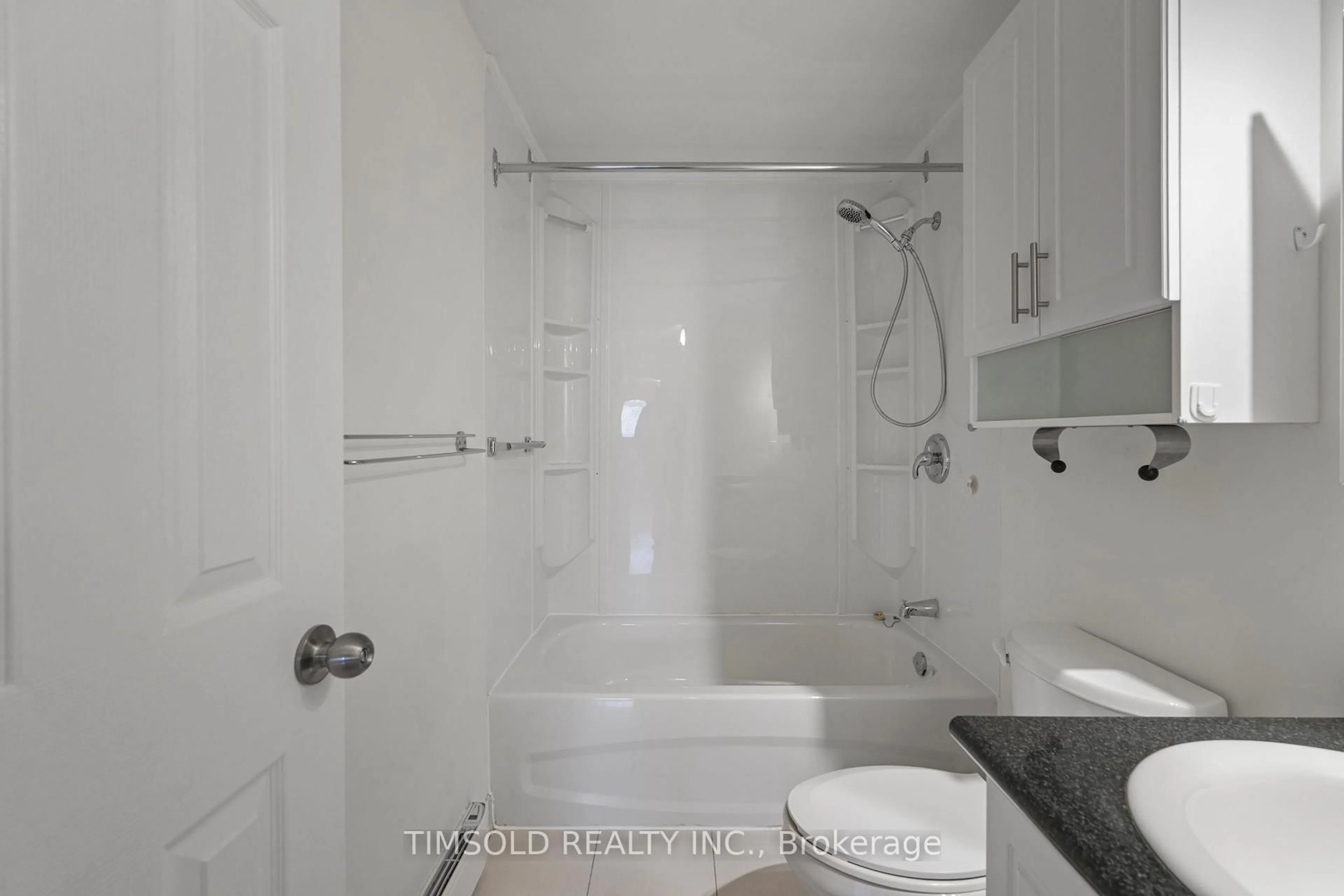 Standard bathroom, ceramic/tile floor for 170 Wickson Tr #3, Toronto Ontario M1B 1M4