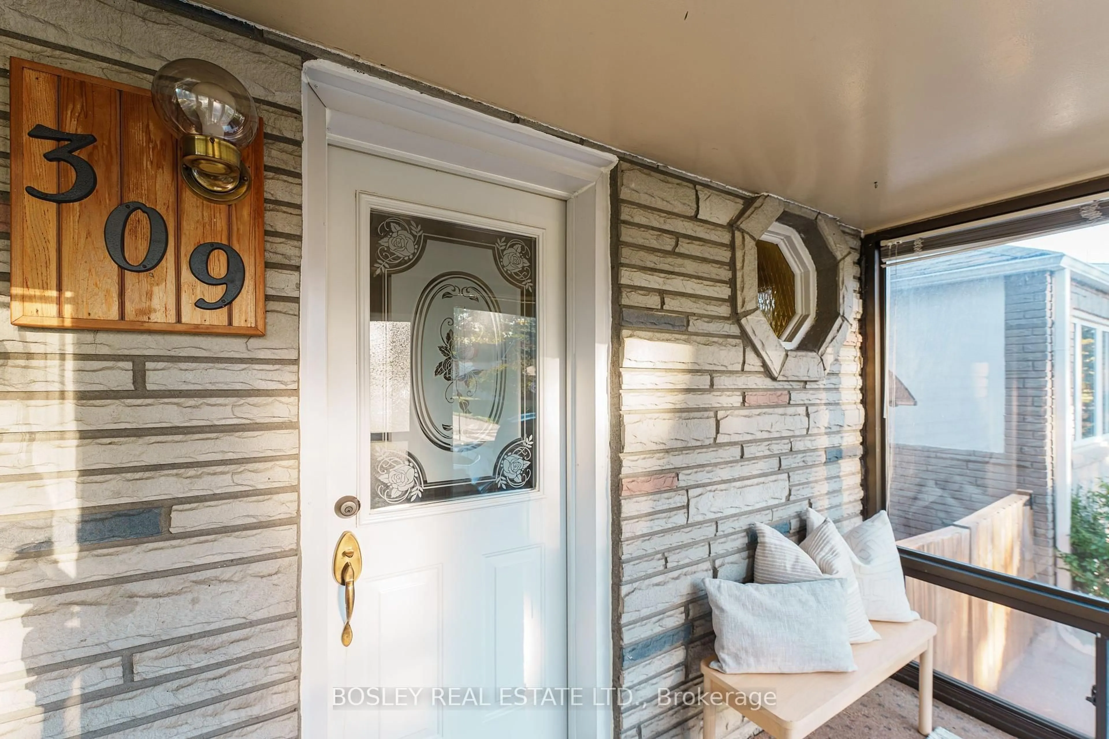 Indoor entryway for 309 Warden Ave, Toronto Ontario M1N 3A3