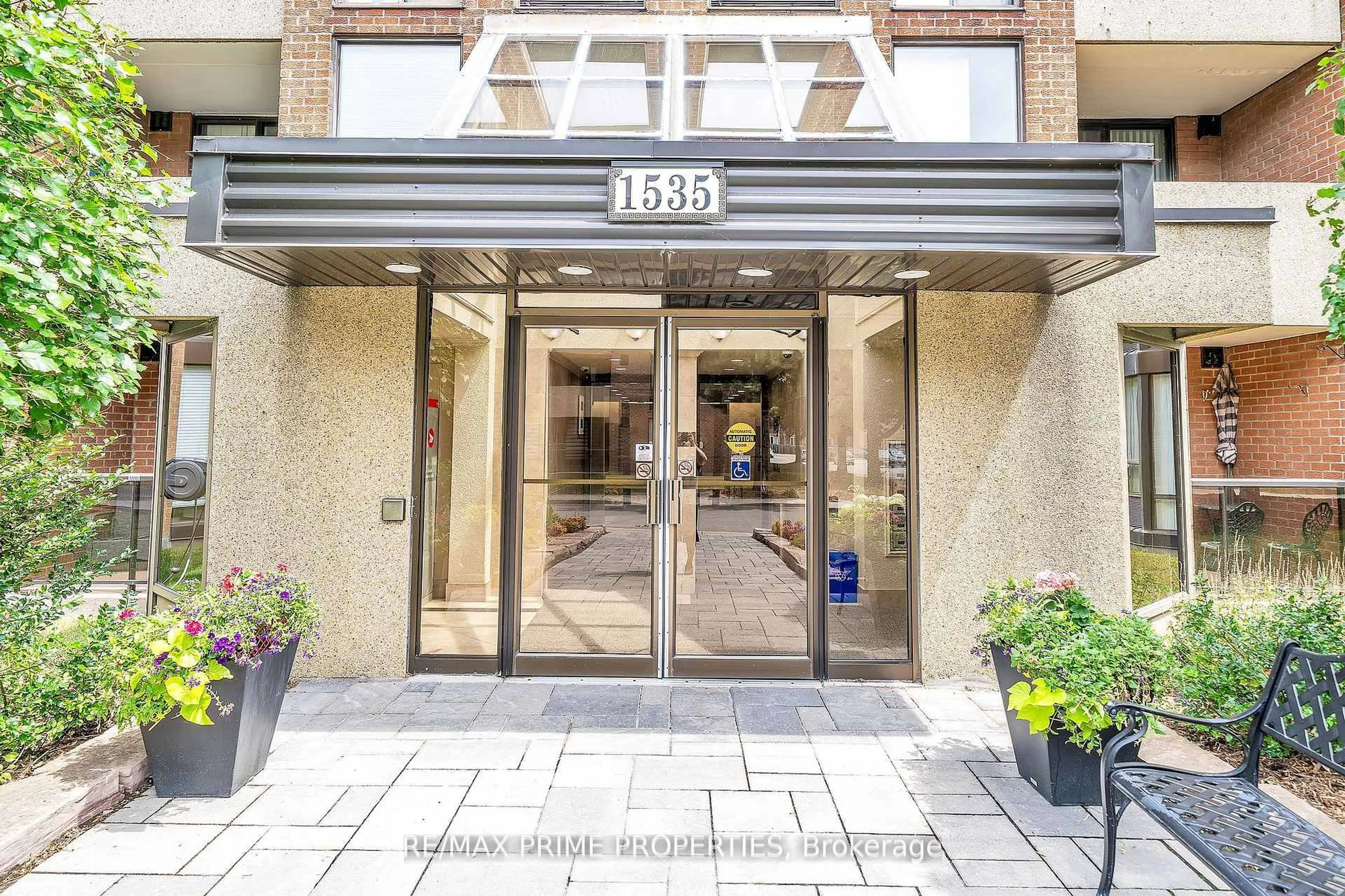 Indoor foyer for 1535 Diefenbaker Crt #302, Pickering Ontario L1V 3W2