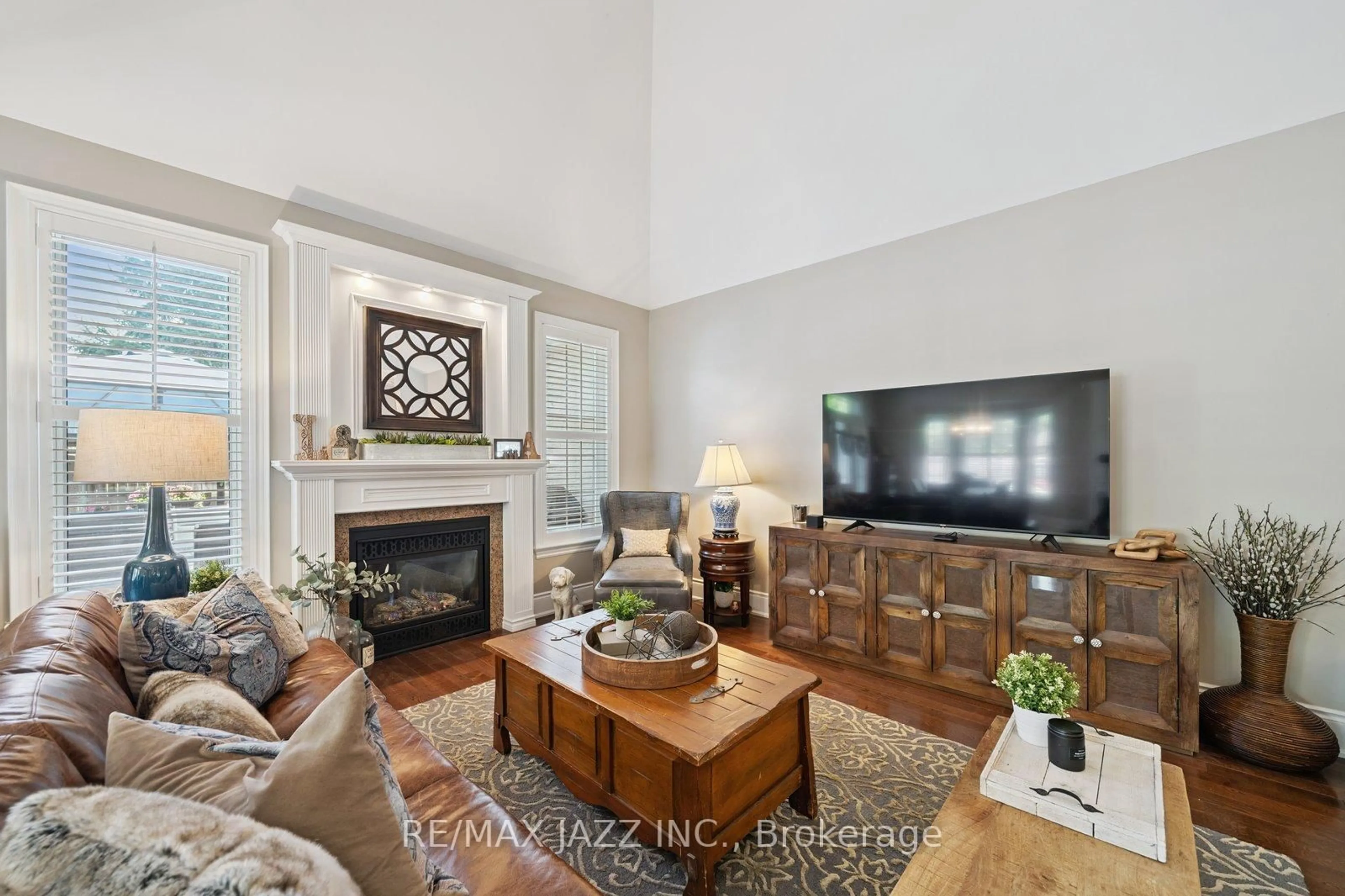 Living room with furniture, unknown for 99 Bell Dr, Whitby Ontario L1N 2T1