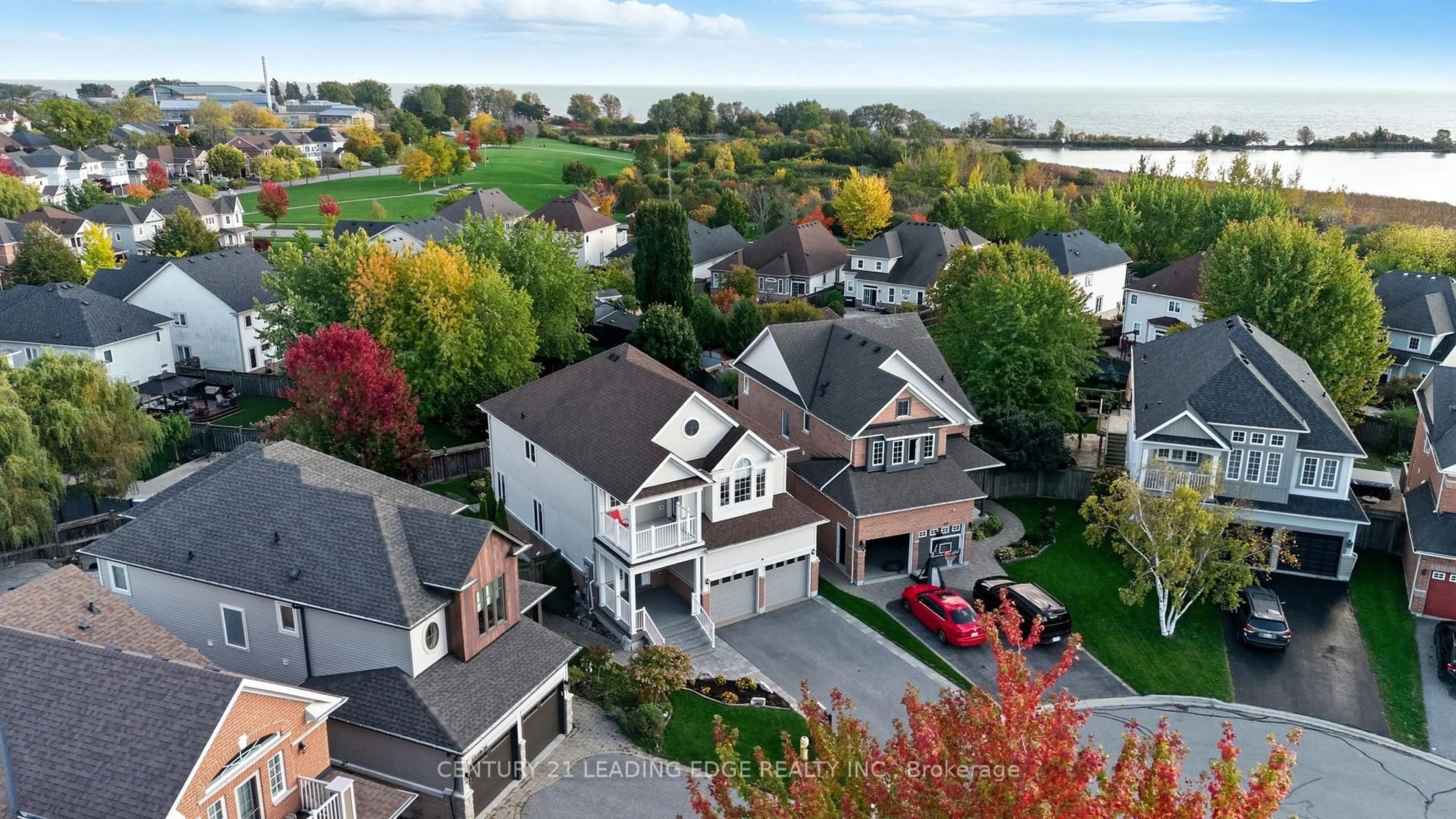 A pic from outside/outdoor area/front of a property/back of a property/a pic from drone, unknown for 43 Seclusion Crt, Whitby Ontario L1N 0A6