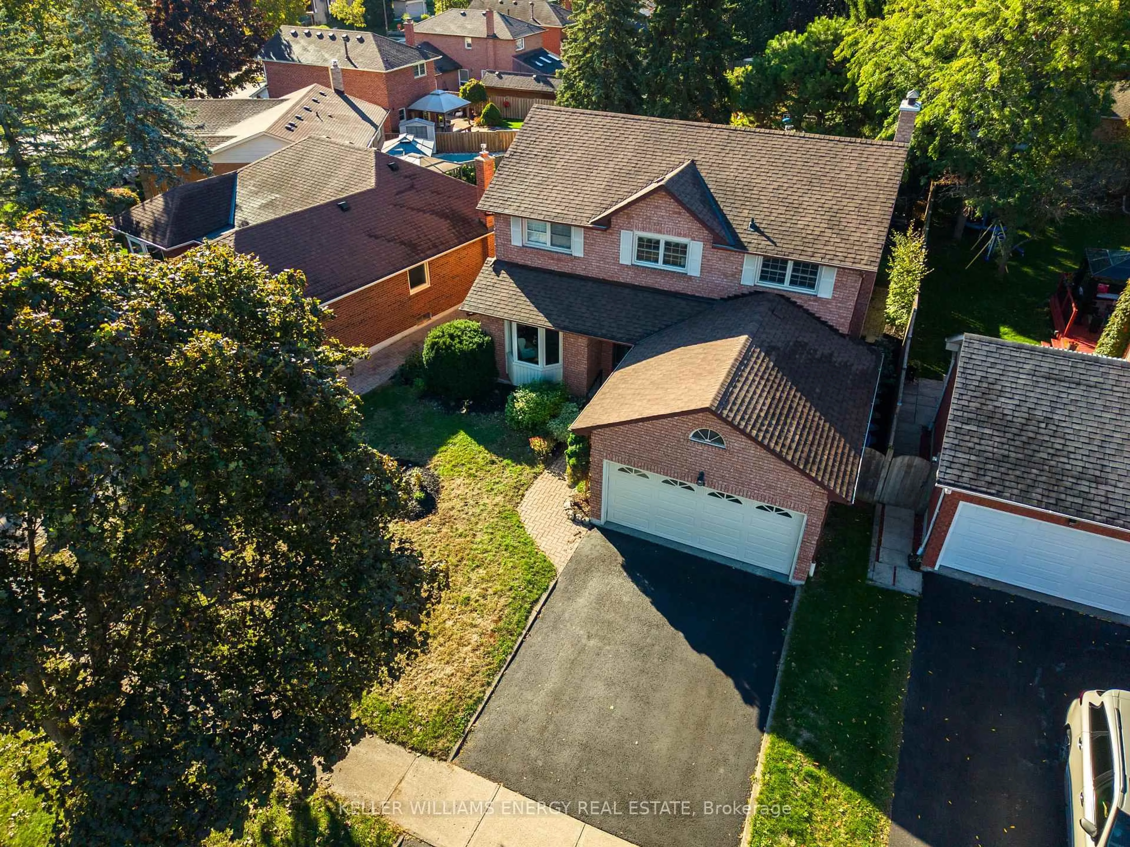 A pic from outside/outdoor area/front of a property/back of a property/a pic from drone, street for 54 Canadian Oaks Dr, Whitby Ontario L1N 6W8