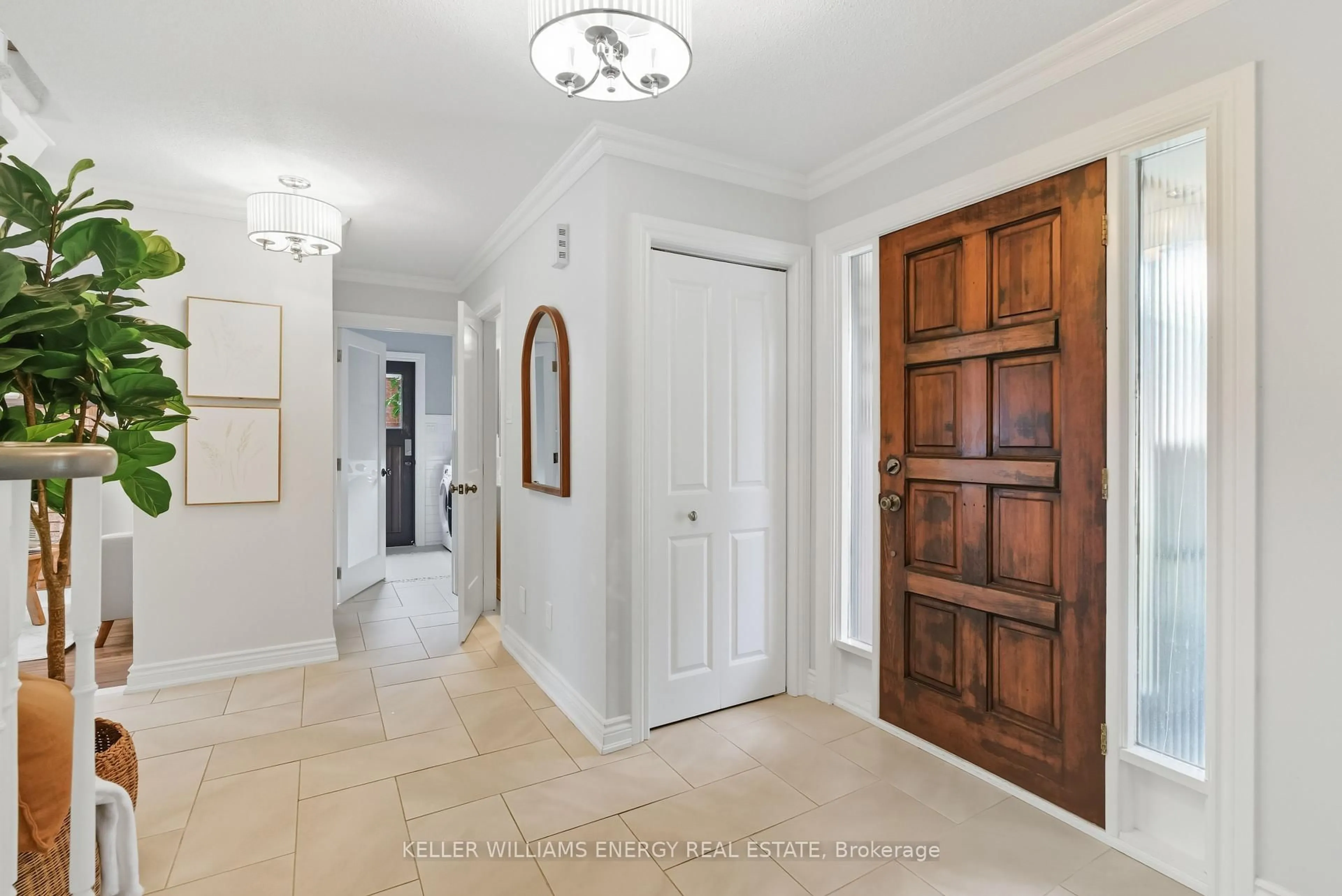 Indoor entryway for 54 Canadian Oaks Dr, Whitby Ontario L1N 6W8