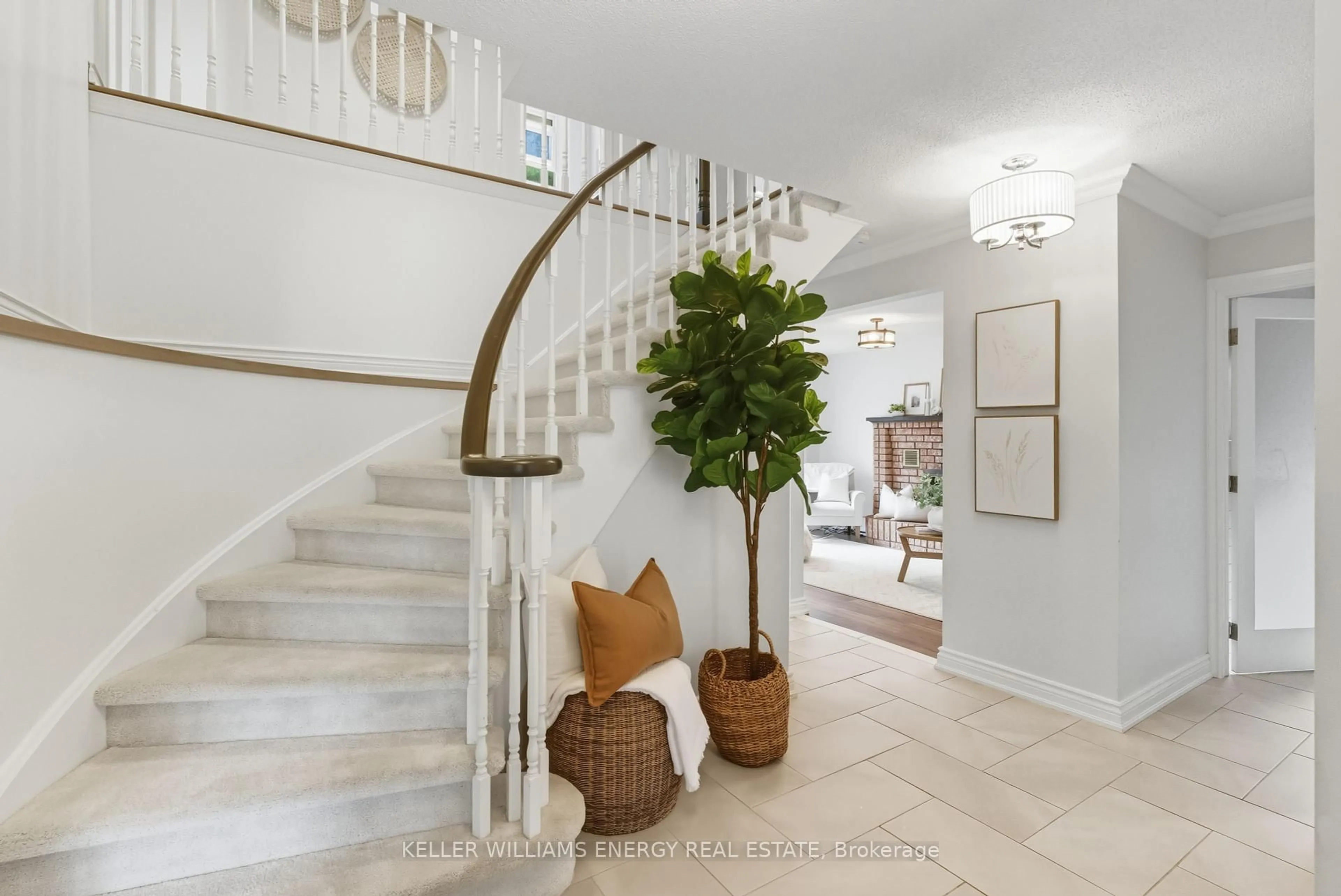 Indoor entryway for 54 Canadian Oaks Dr, Whitby Ontario L1N 6W8