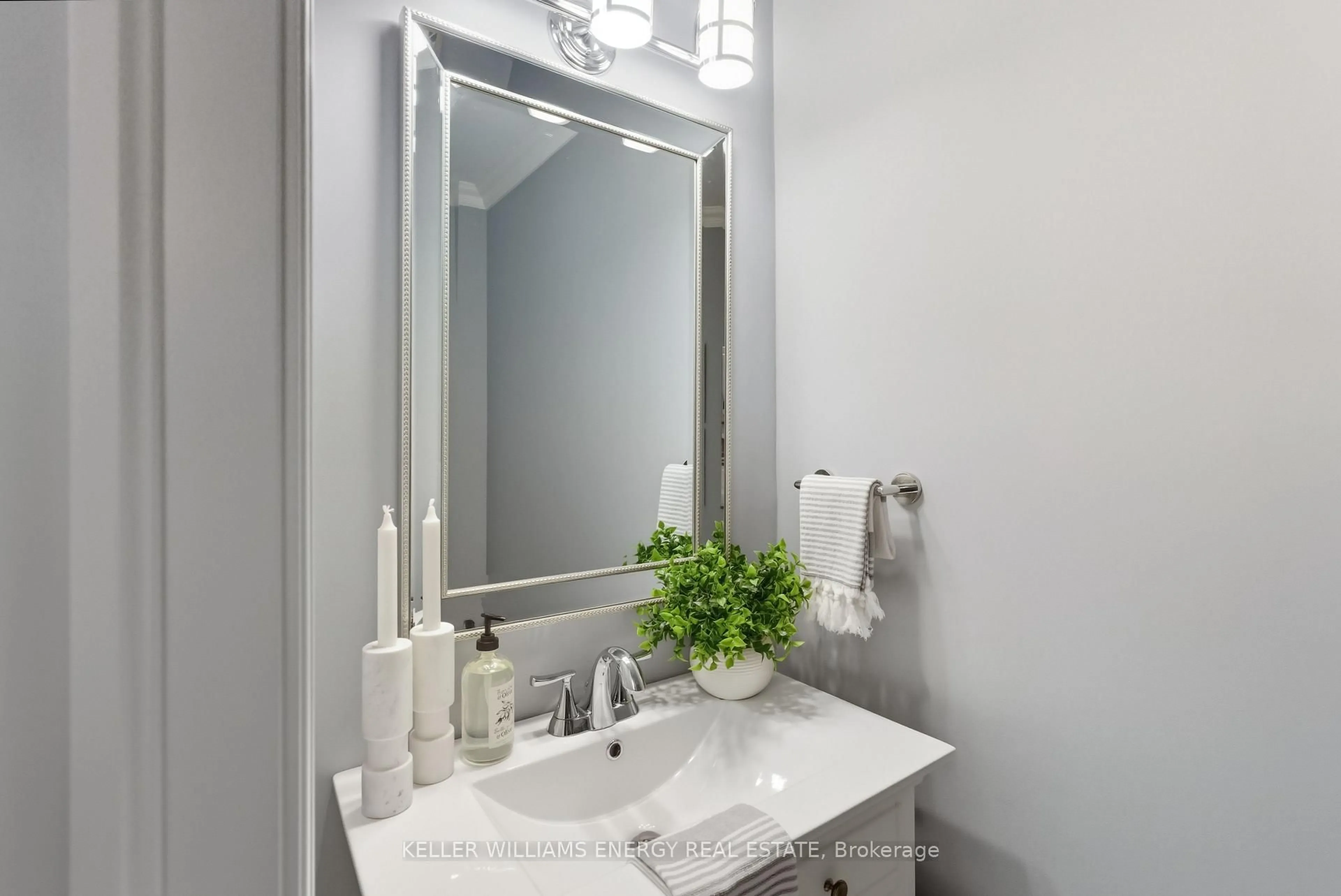 Contemporary bathroom, ceramic/tile floor for 54 Canadian Oaks Dr, Whitby Ontario L1N 6W8