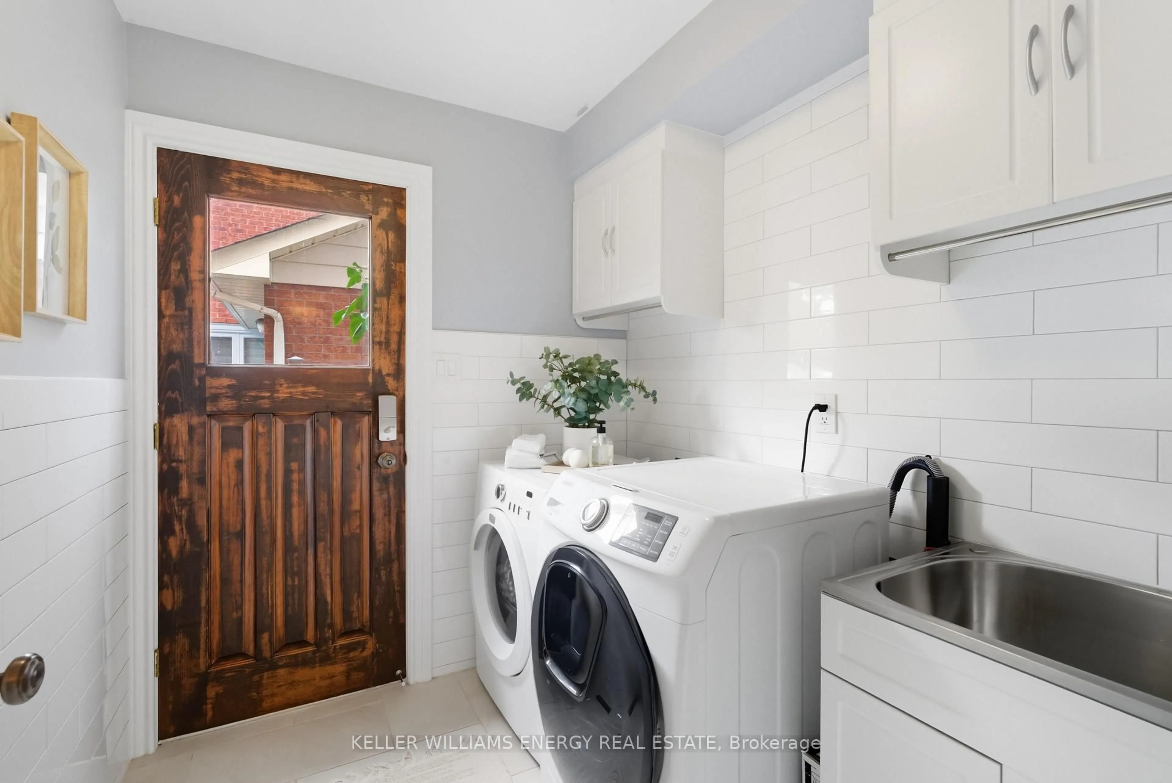 Laundry room for 54 Canadian Oaks Dr, Whitby Ontario L1N 6W8