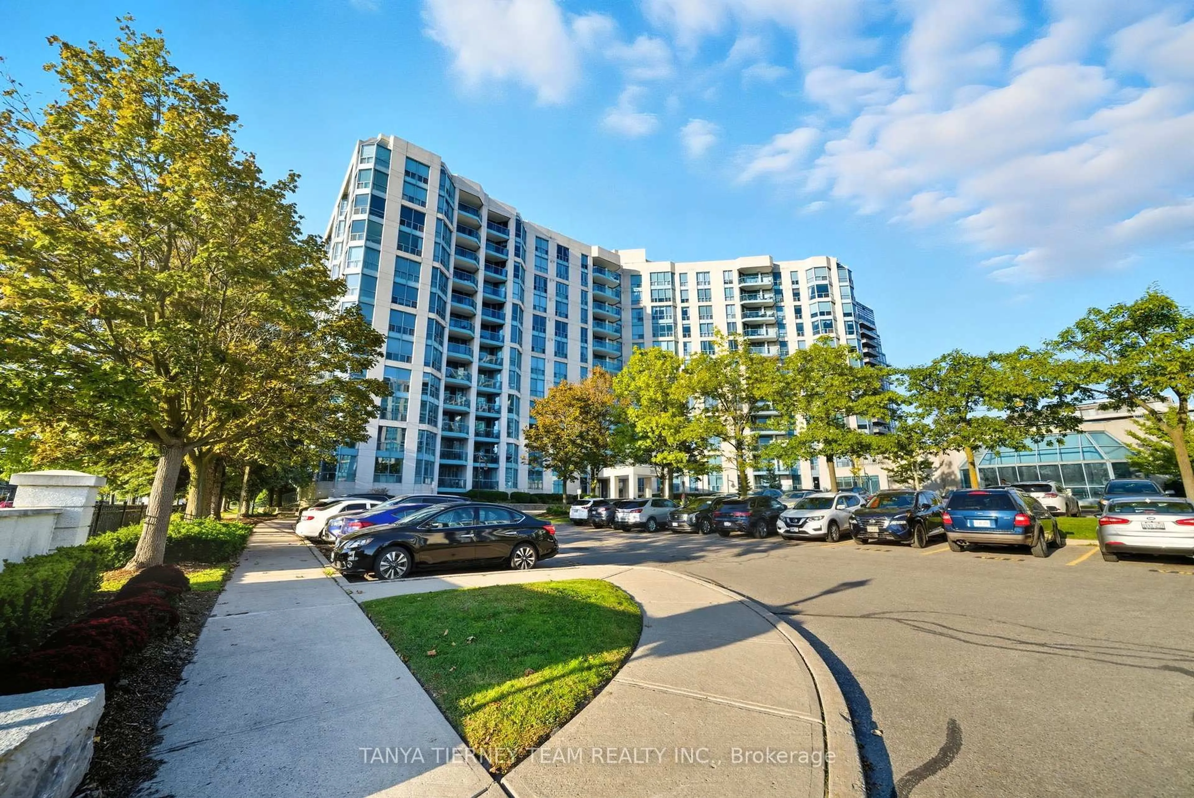 A pic from outside/outdoor area/front of a property/back of a property/a pic from drone, city buildings view from balcony for 360 Watson St #805, Whitby Ontario L1N 9G2