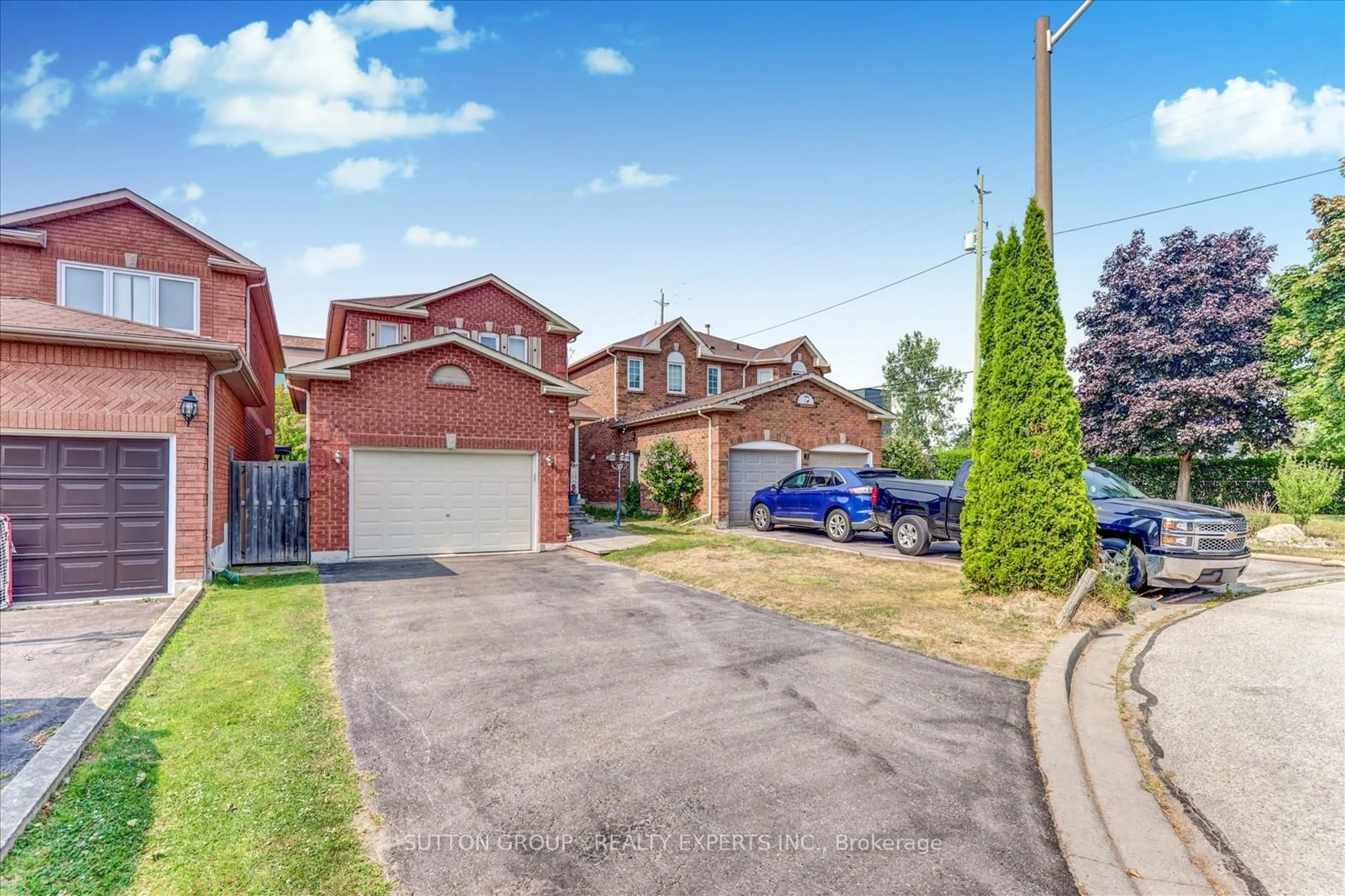 A pic from outside/outdoor area/front of a property/back of a property/a pic from drone, street for 16 Candler Crt, Clarington Ontario L1C 4S9