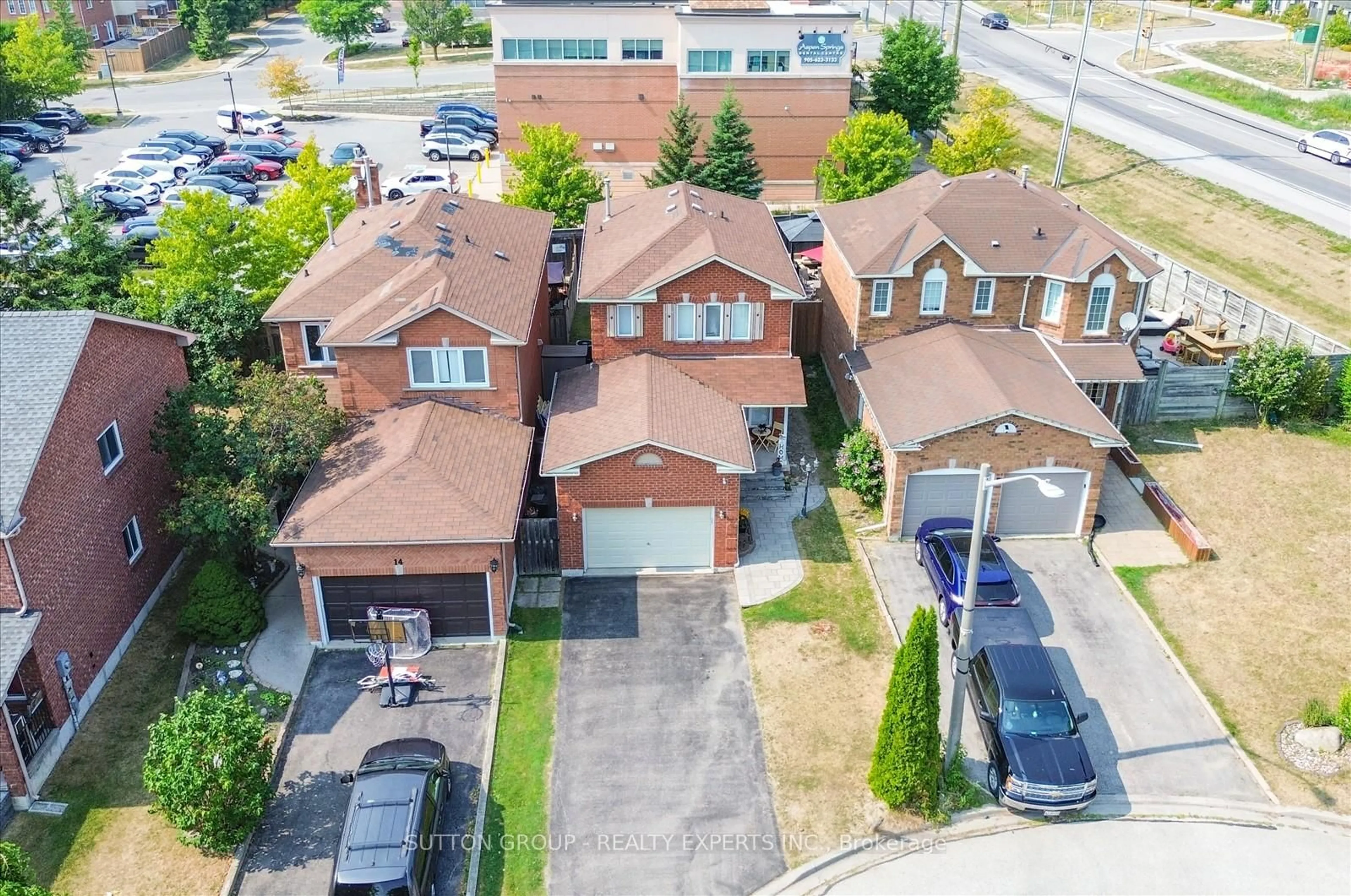 A pic from outside/outdoor area/front of a property/back of a property/a pic from drone, street for 16 Candler Crt, Clarington Ontario L1C 4S9